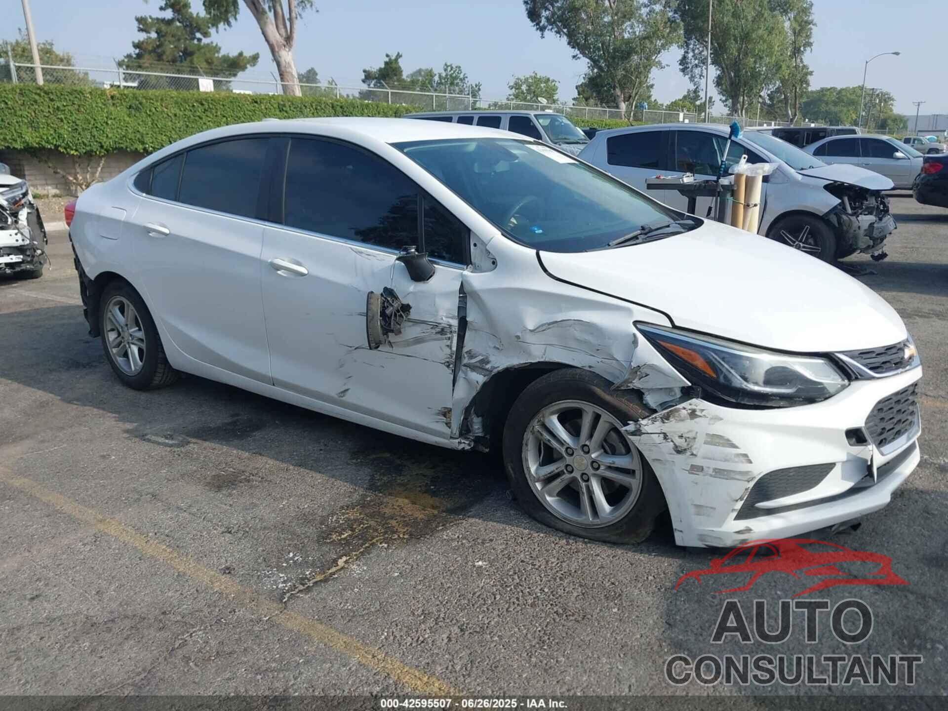 CHEVROLET CRUZE 2018 - 1G1BE5SM1J7183255