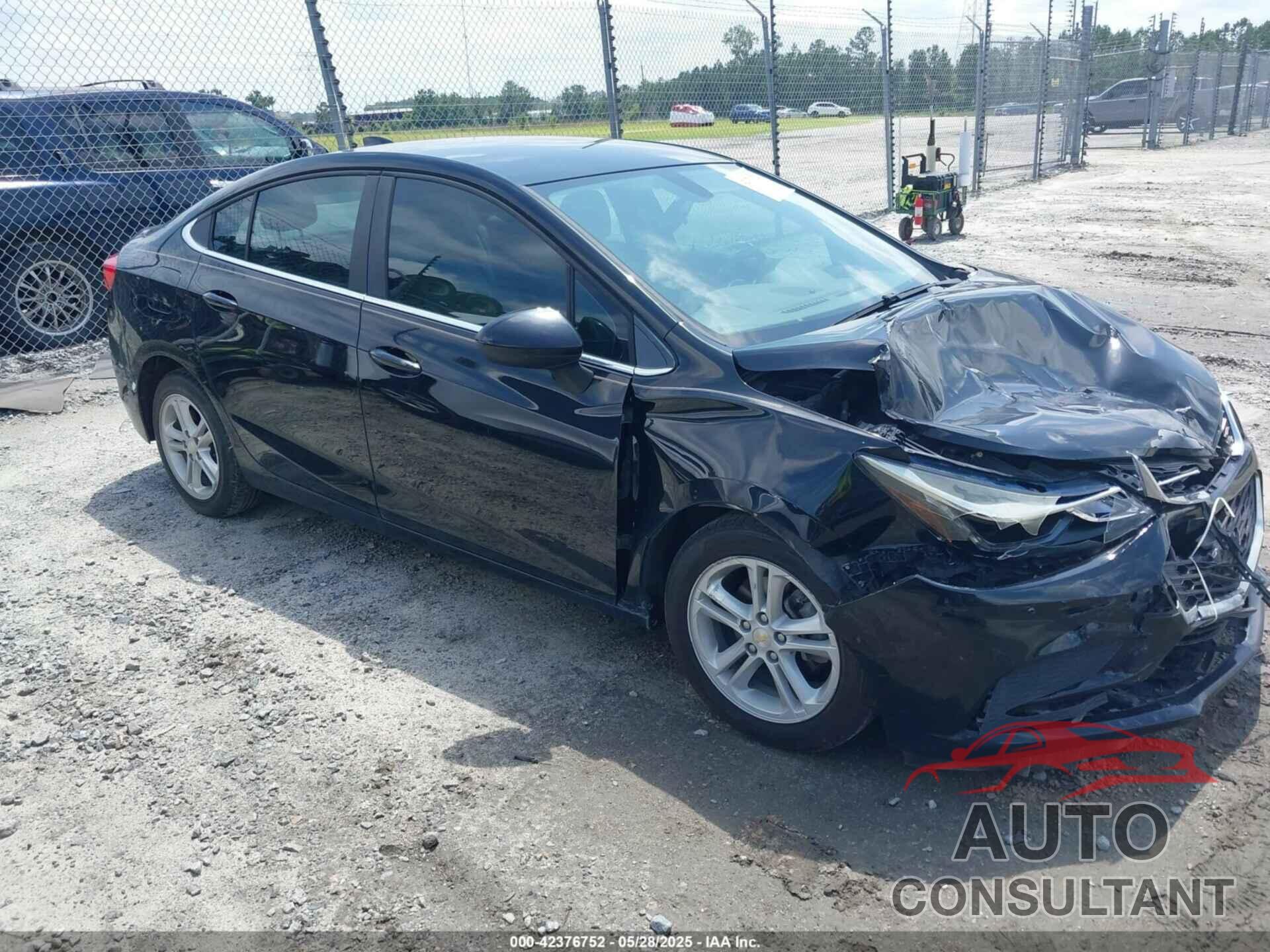 CHEVROLET CRUZE 2018 - 1G1BE5SM5J7213079