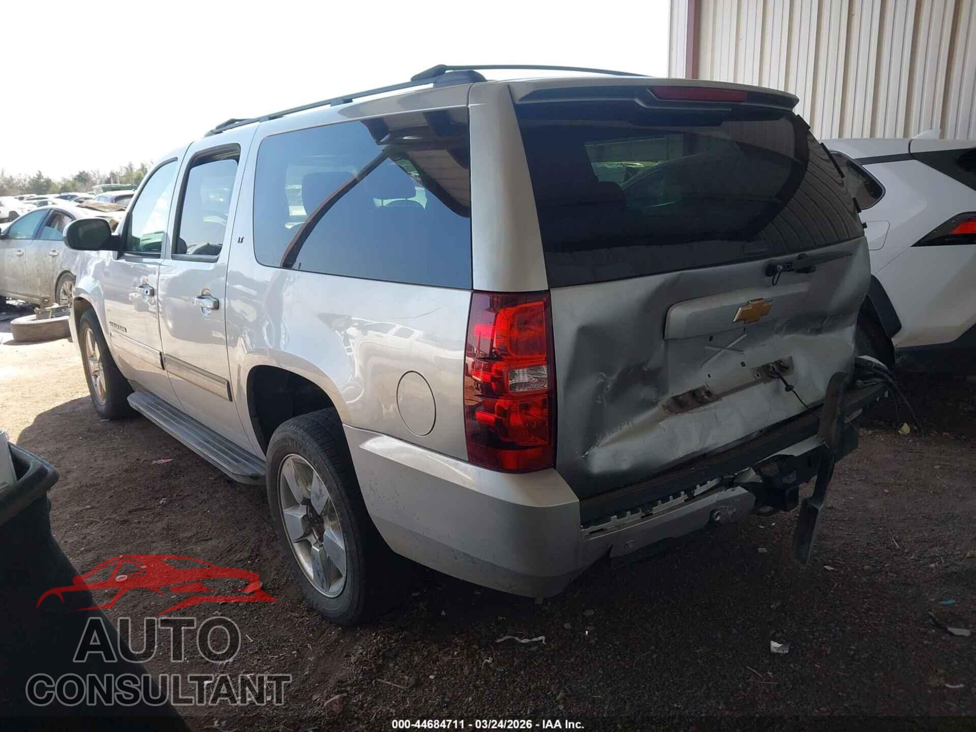 CHEVROLET SUBURBAN 1500 2013 - 1GNSCJE07DR121180