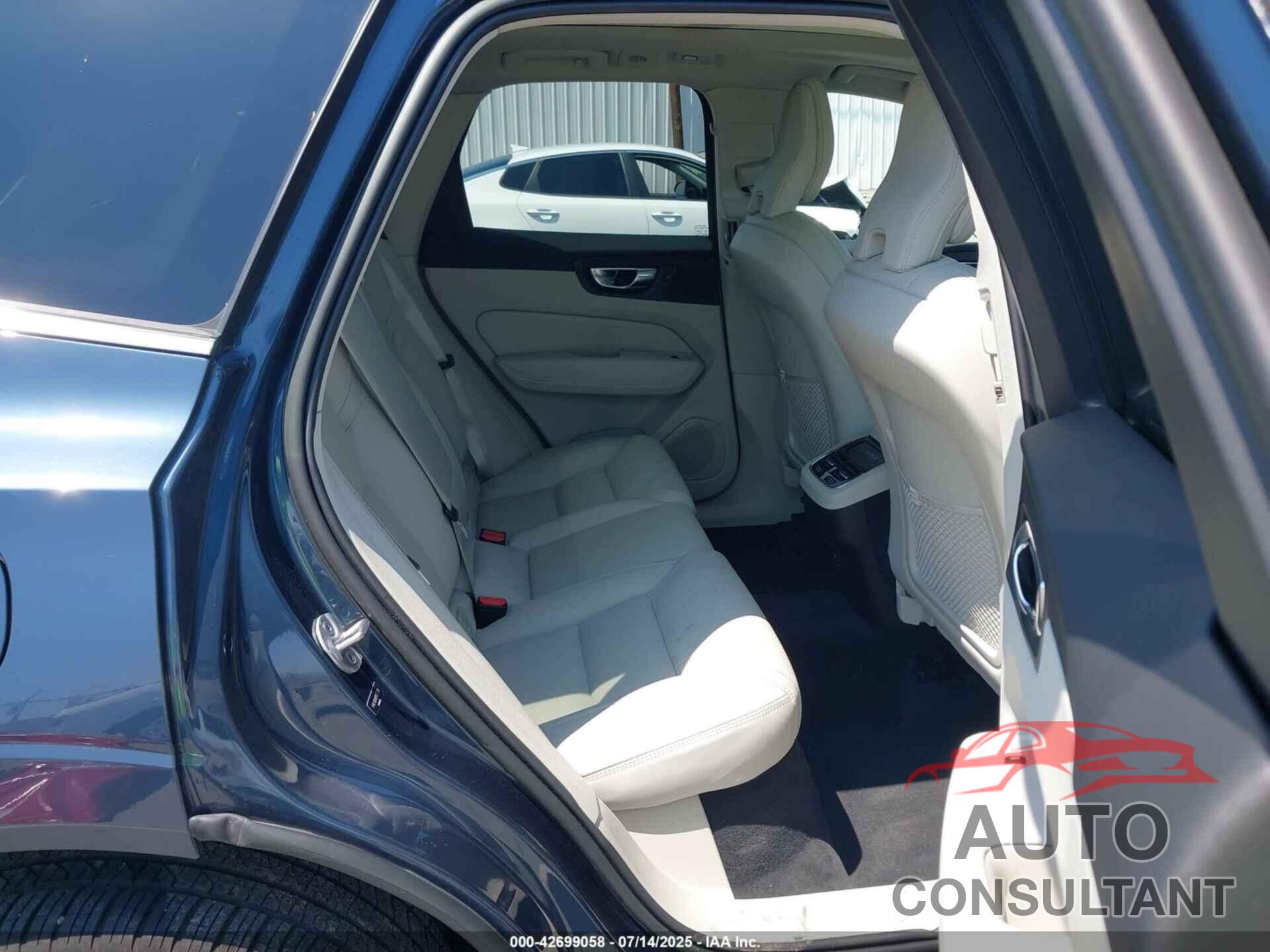 VOLVO XC60 2023 - YV4L12DA8P1226720