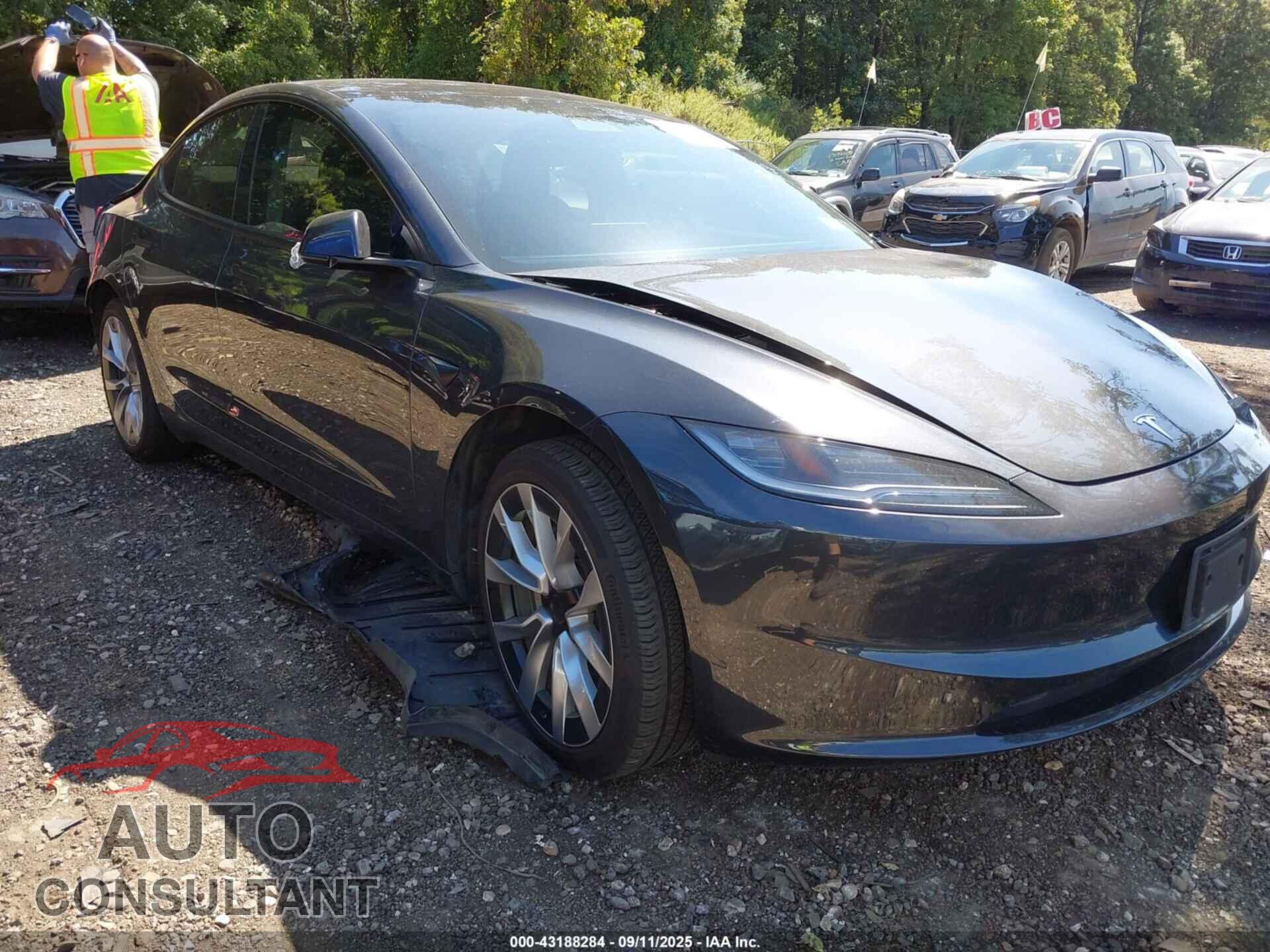 TESLA MODEL 3 2024 - 5YJ3E1EAXRF729577