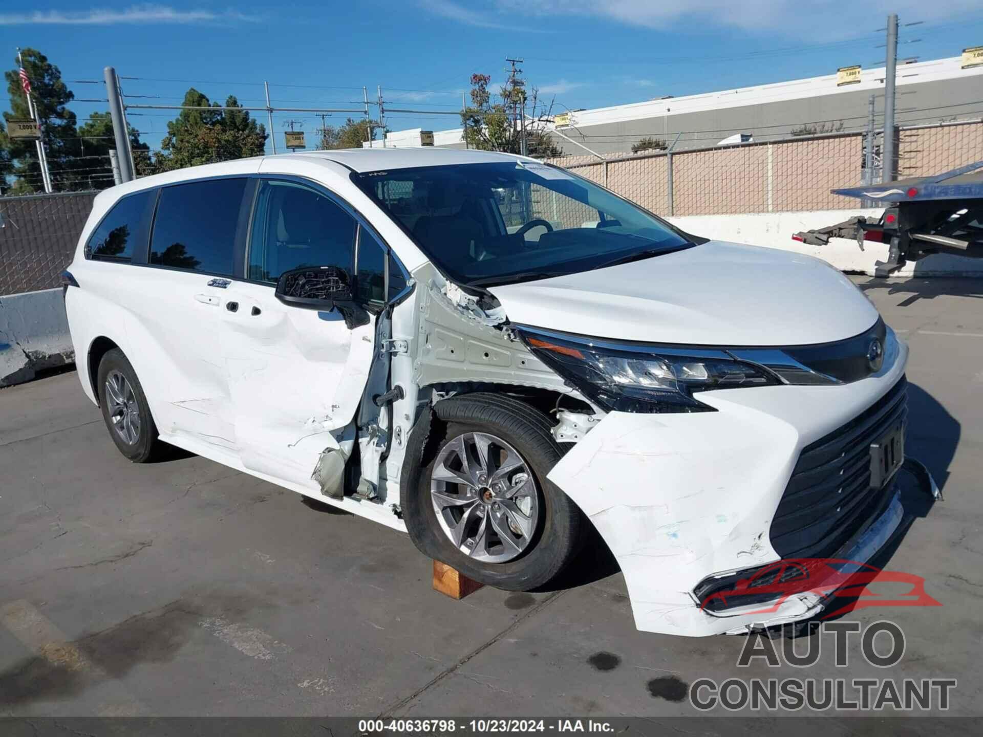 TOYOTA SIENNA 2023 - 5TDKRKEC4PS151881