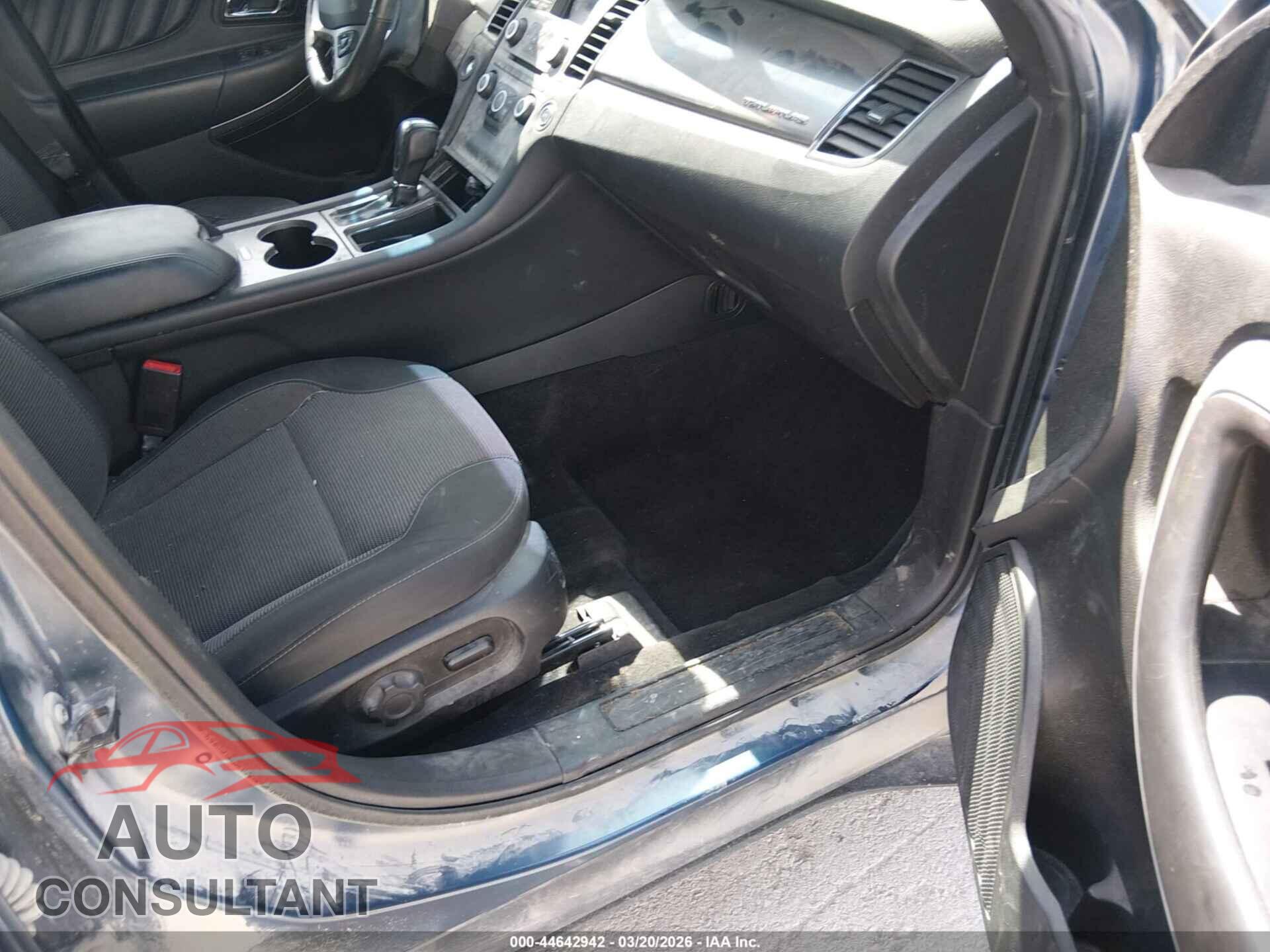 FORD TAURUS 2018 - 1FAHP2E89JG105675