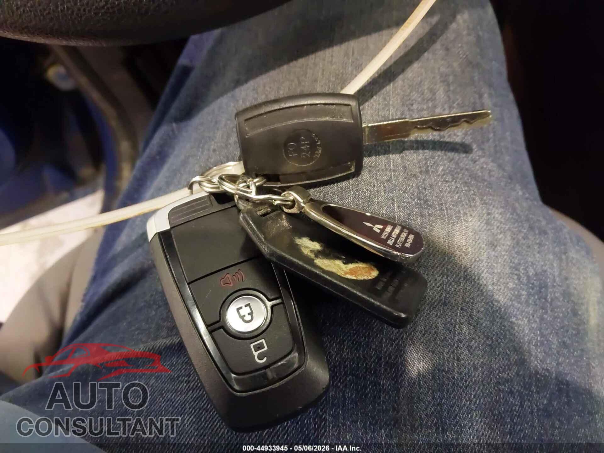 FORD ESCAPE 2017 - 1FMCU0F79HUB90774