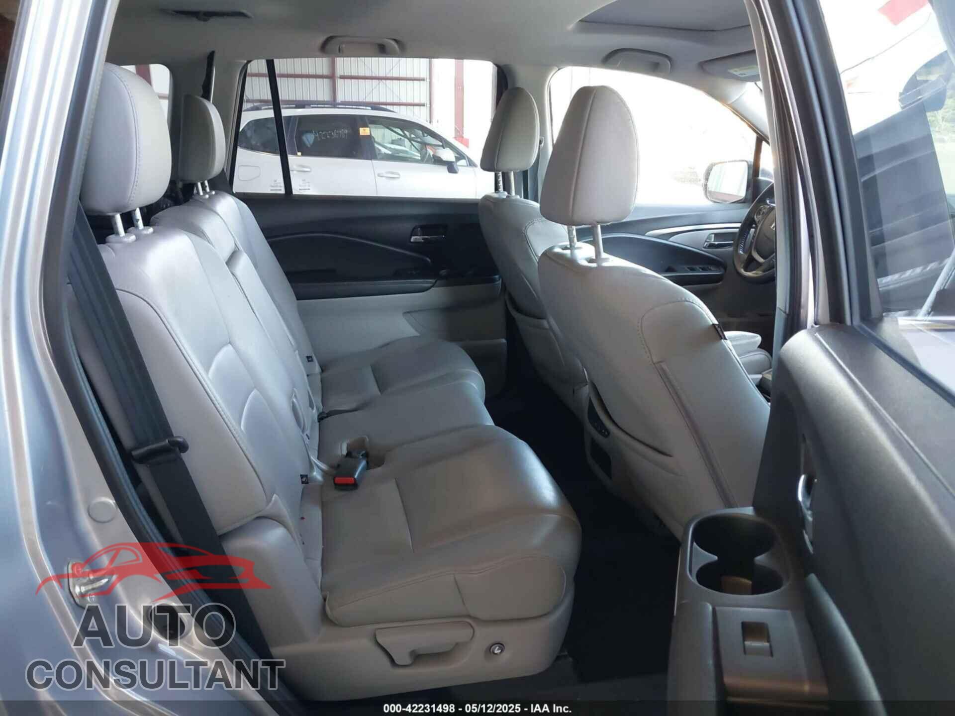 HONDA PILOT 2017 - 5FNYF6H56HB063329