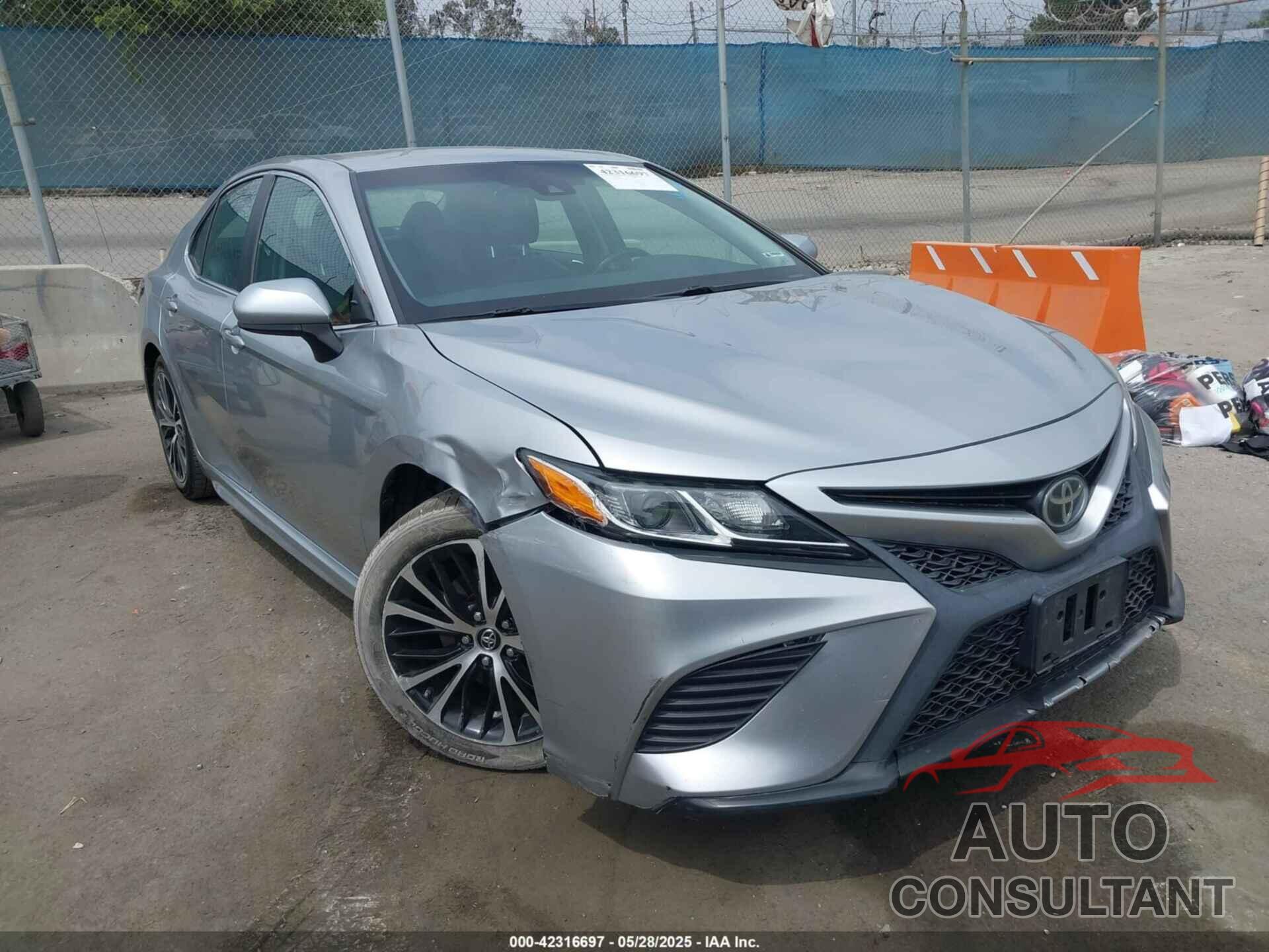 TOYOTA CAMRY 2018 - 4T1B11HK0JU580891