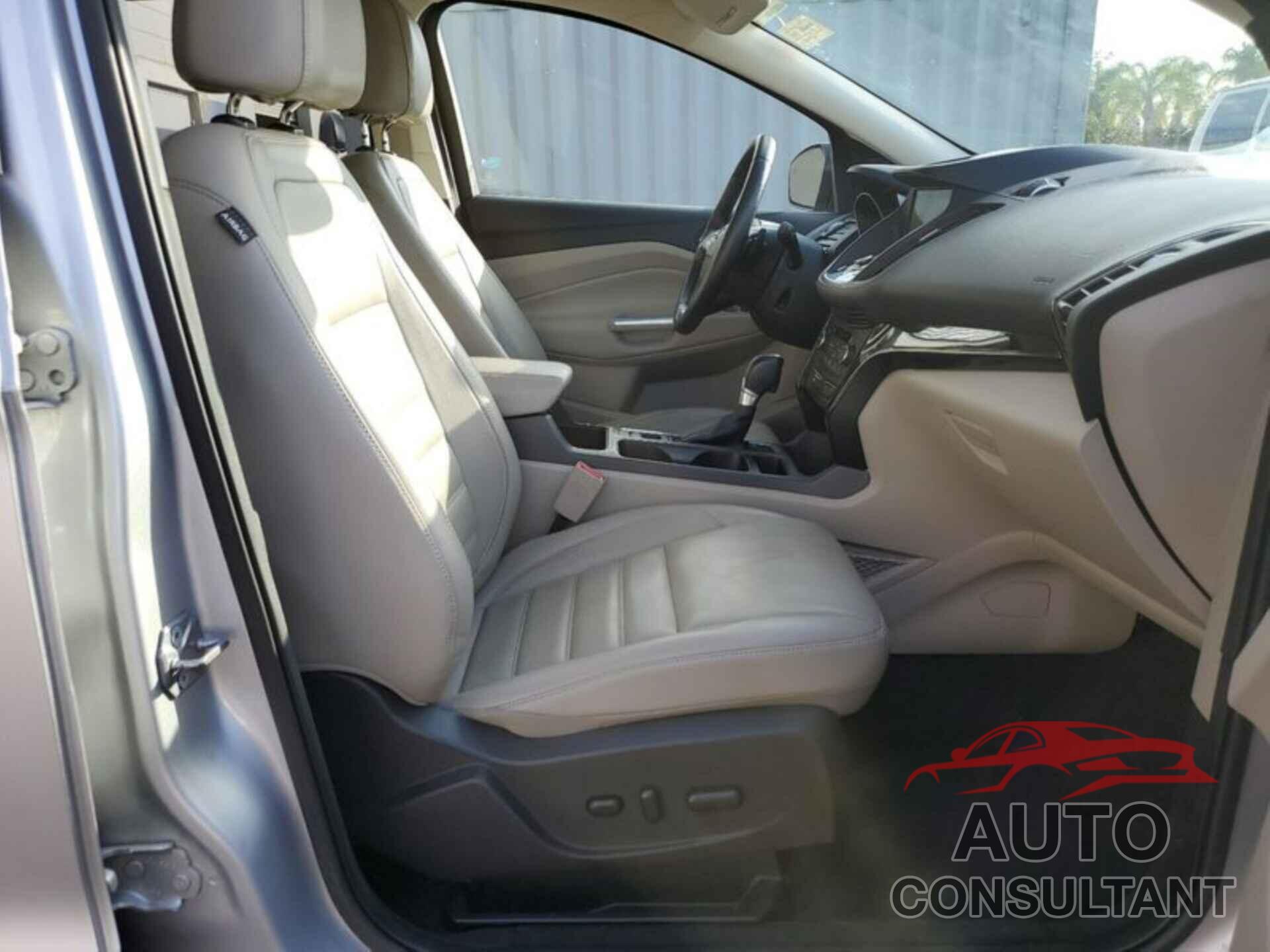 FORD ESCAPE 2017 - 1FMCU0J92HUA69366