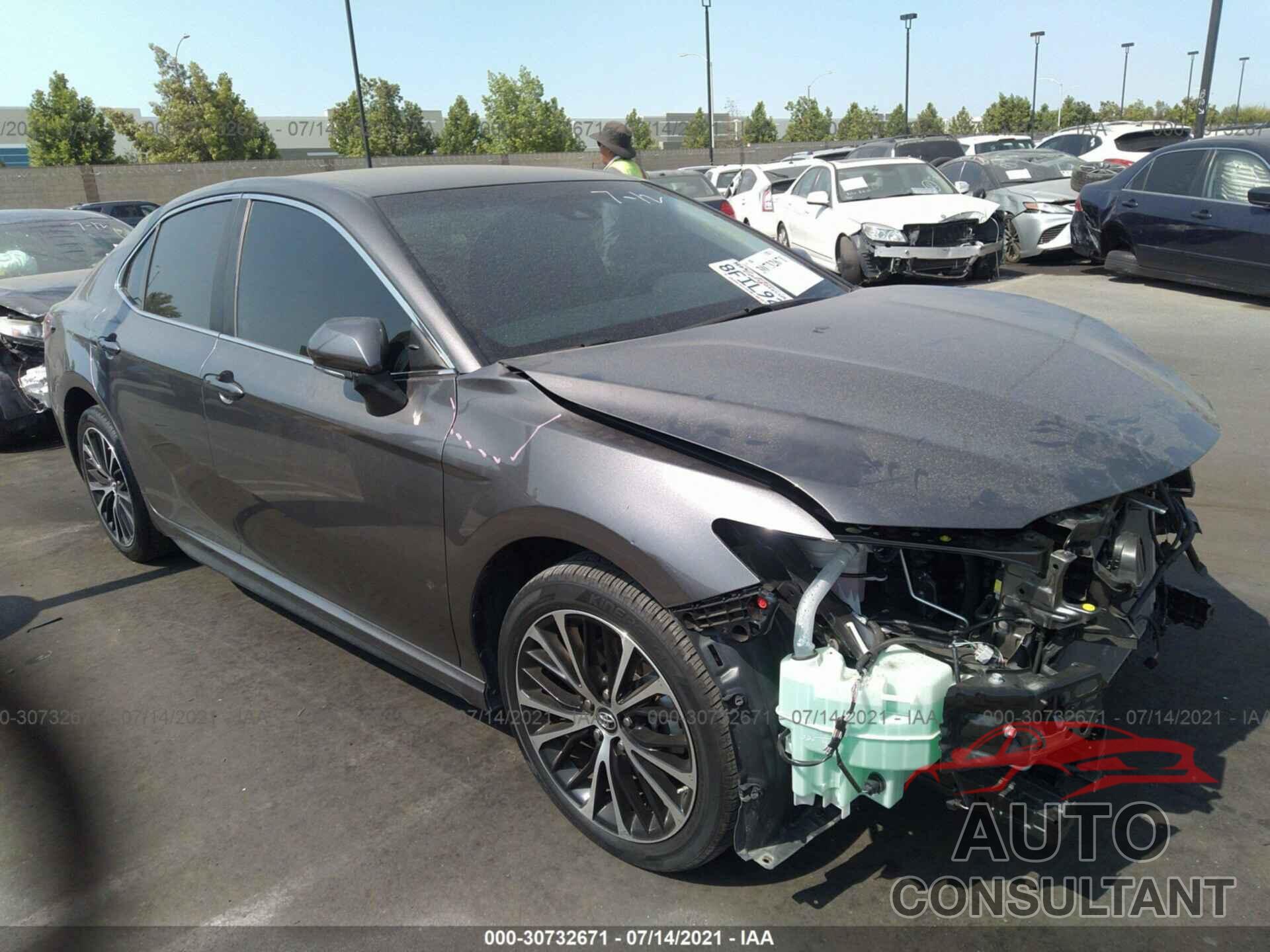 TOYOTA CAMRY 2018 - 4T1B11HK0JU149743