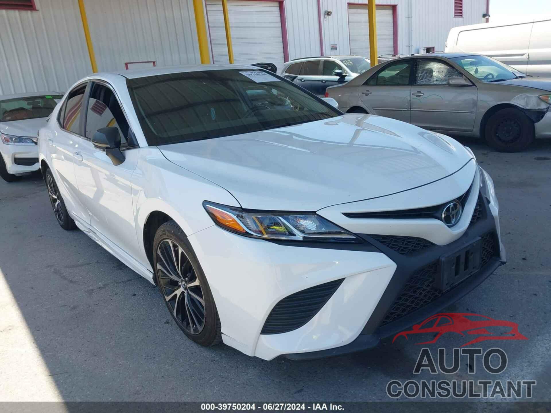 TOYOTA CAMRY 2018 - 4T1B11HK3JU134198