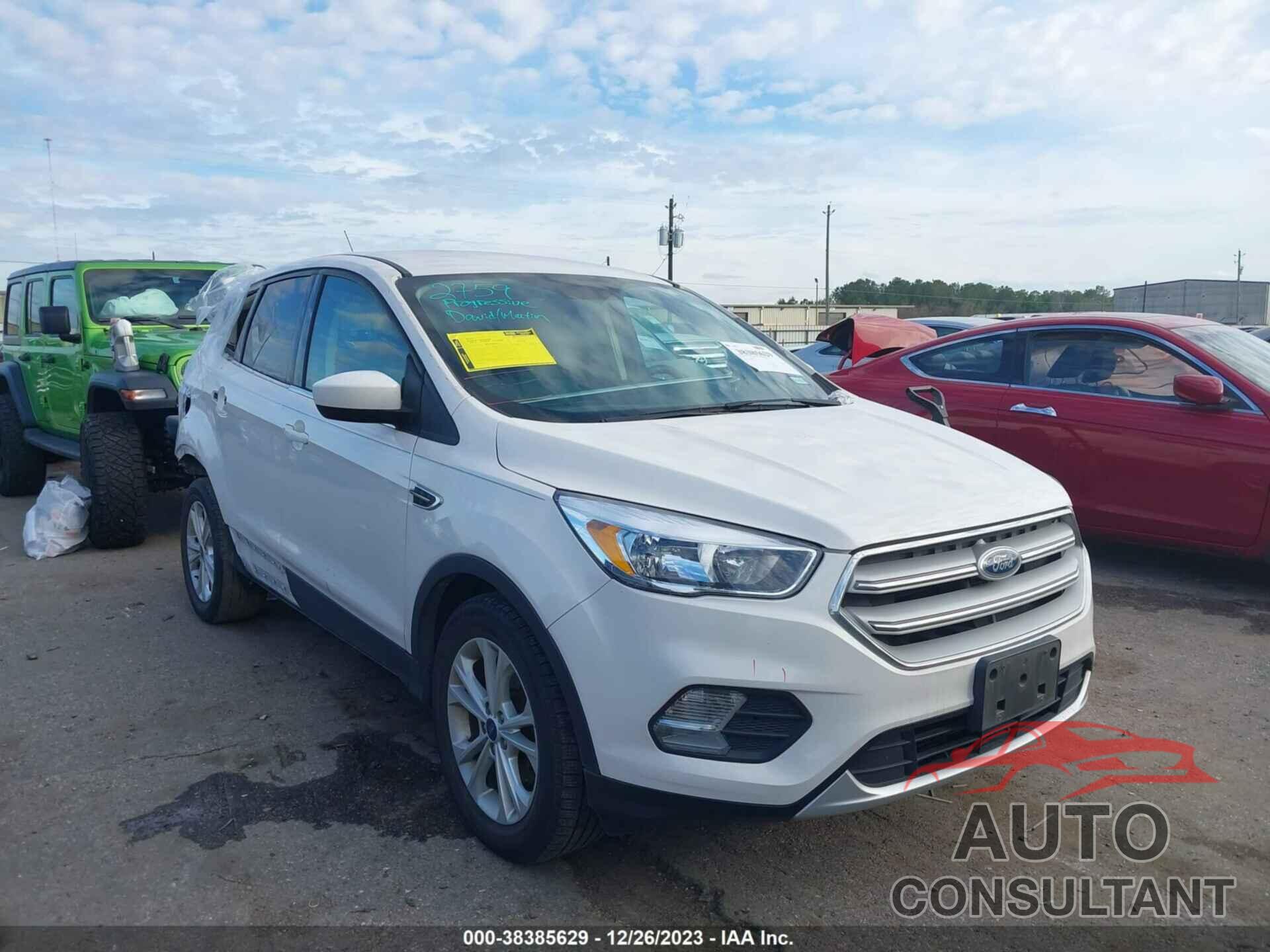 FORD ESCAPE 2017 - 1FMCU0GD4HUA81207