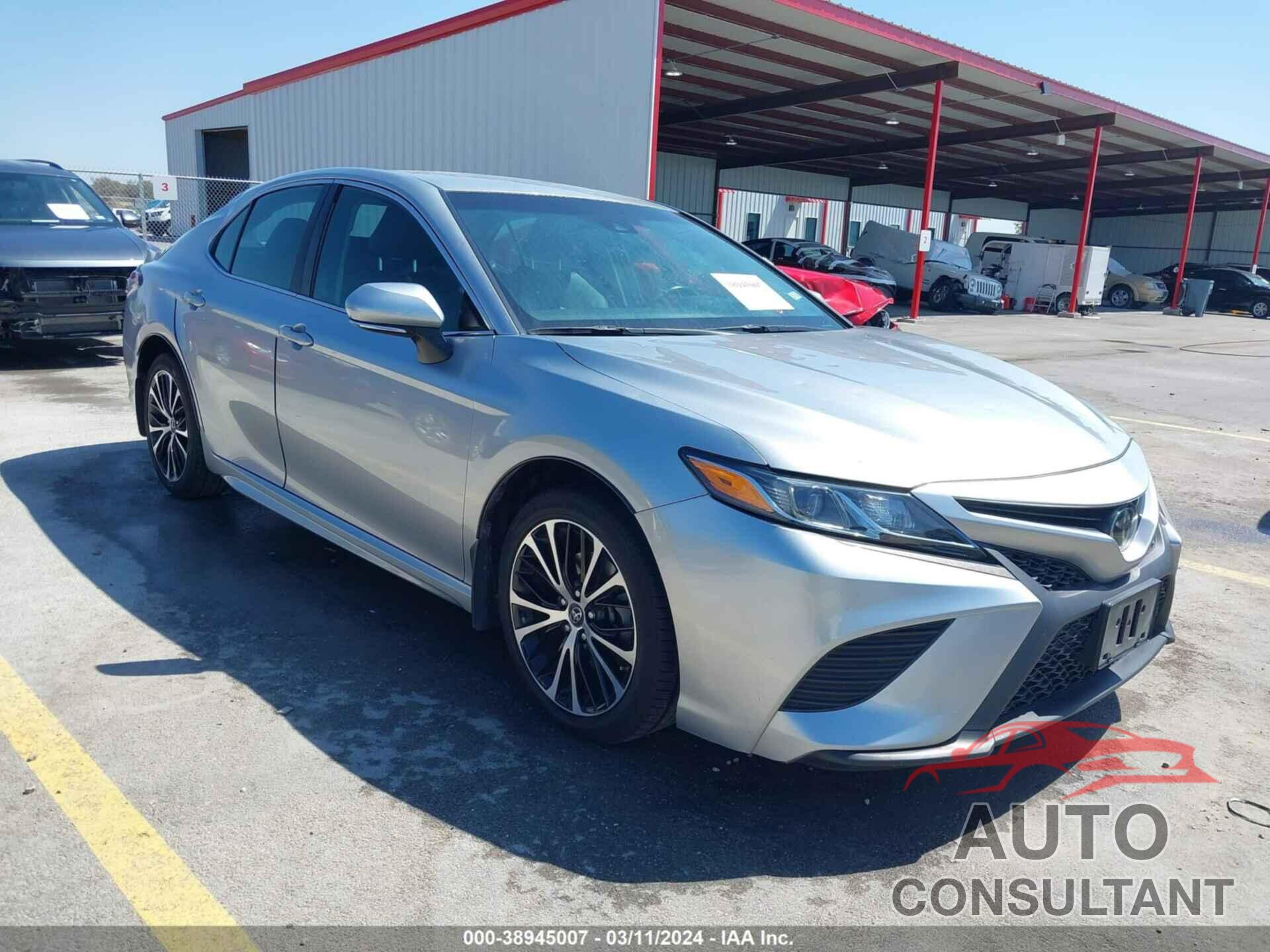 TOYOTA CAMRY 2018 - 4T1B11HK1JU074020