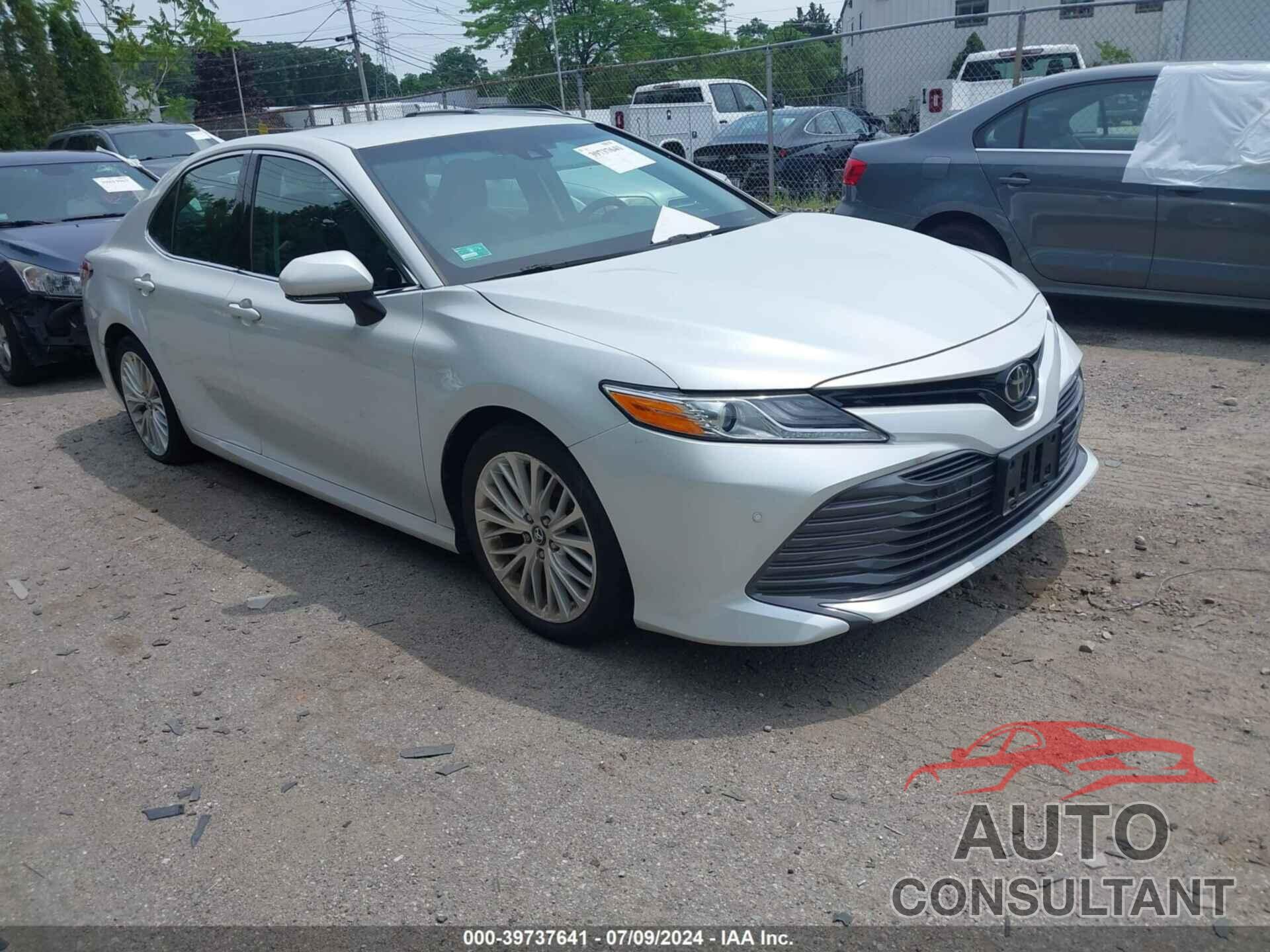 TOYOTA CAMRY 2018 - 4T1B11HK2JU008849