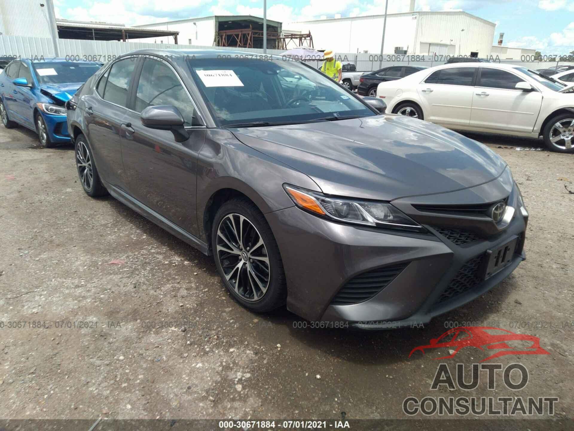 TOYOTA CAMRY 2018 - 4T1B11HK2JU022072
