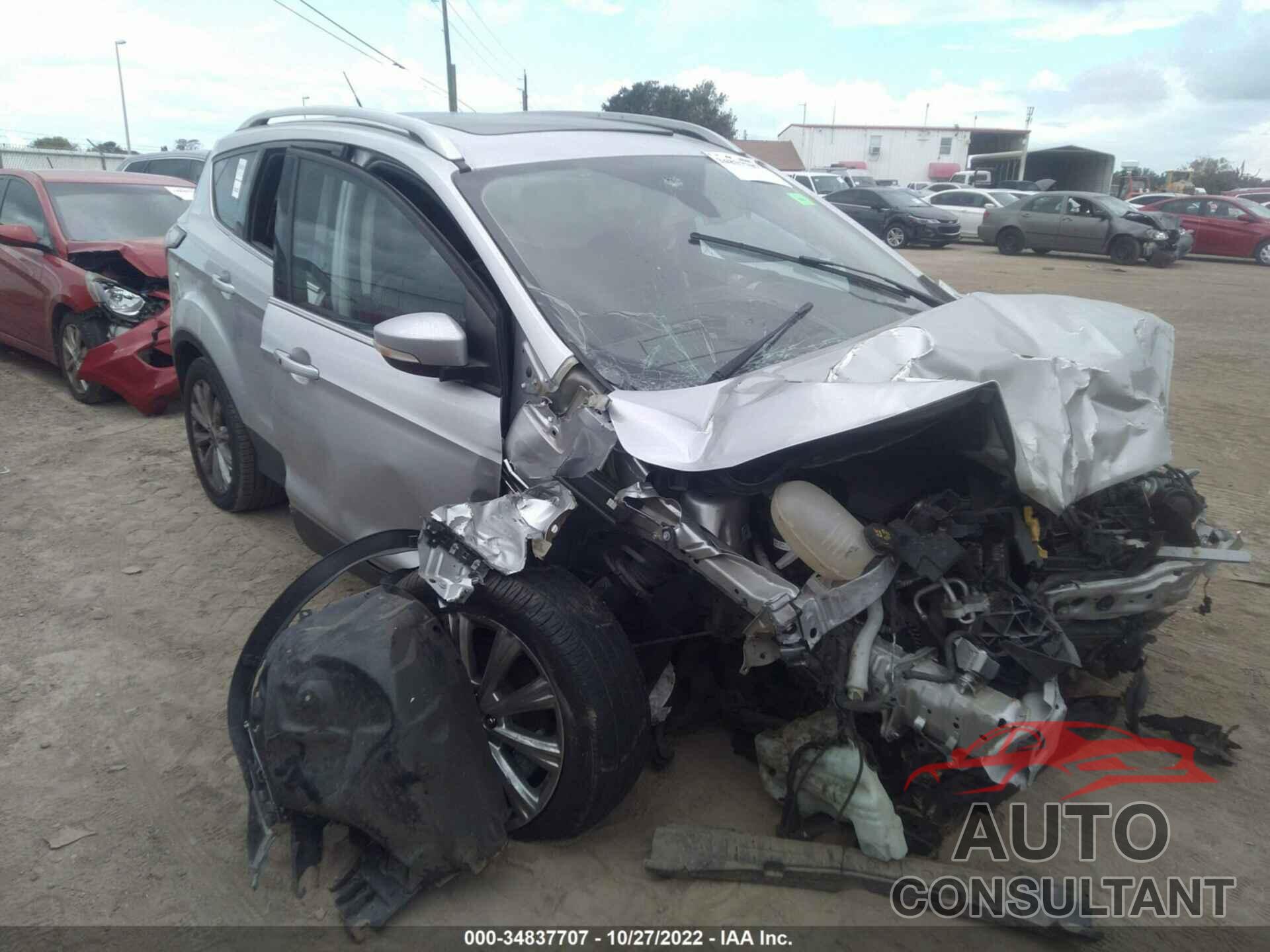 FORD ESCAPE 2017 - 1FMCU9J96HUE17979