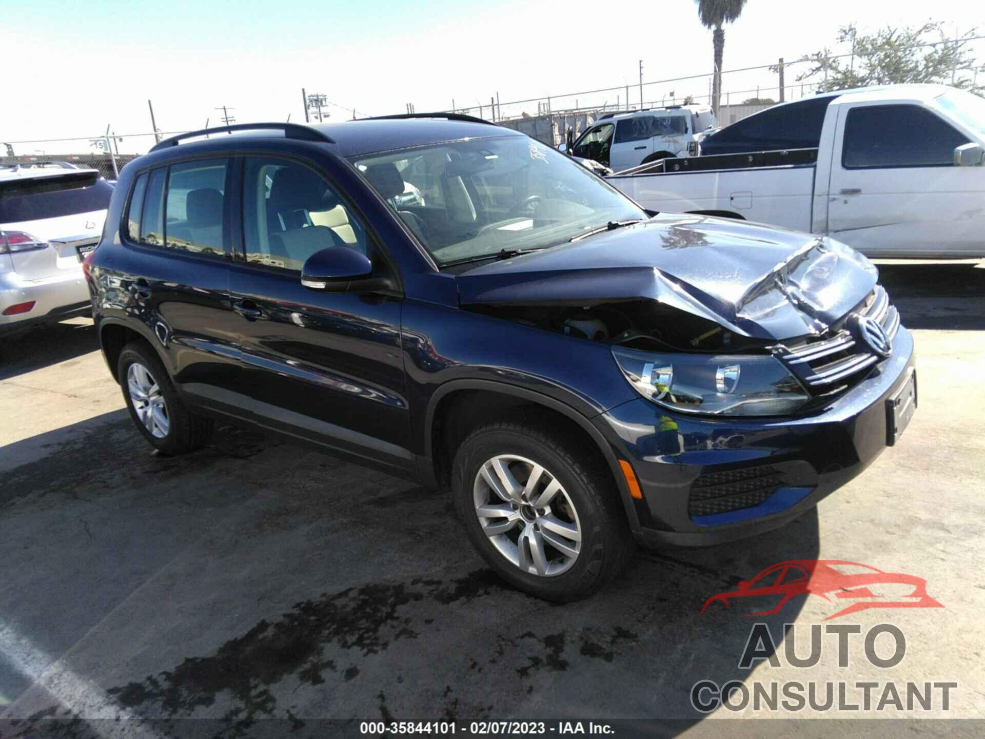 VOLKSWAGEN TIGUAN 2016 - WVGAV7AX5GW556429