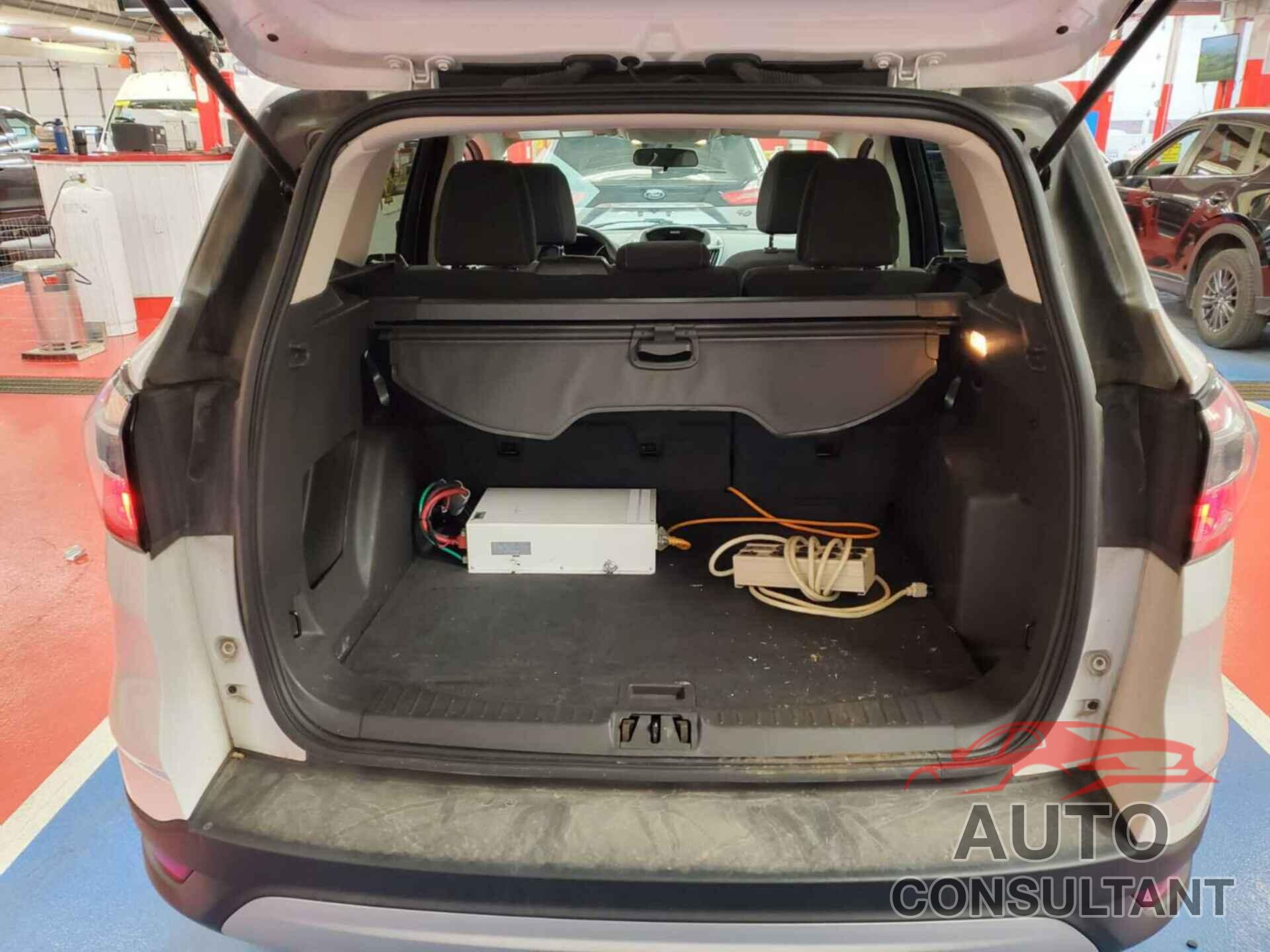 FORD ESCAPE 2017 - 1FMCU0GD0HUB83068