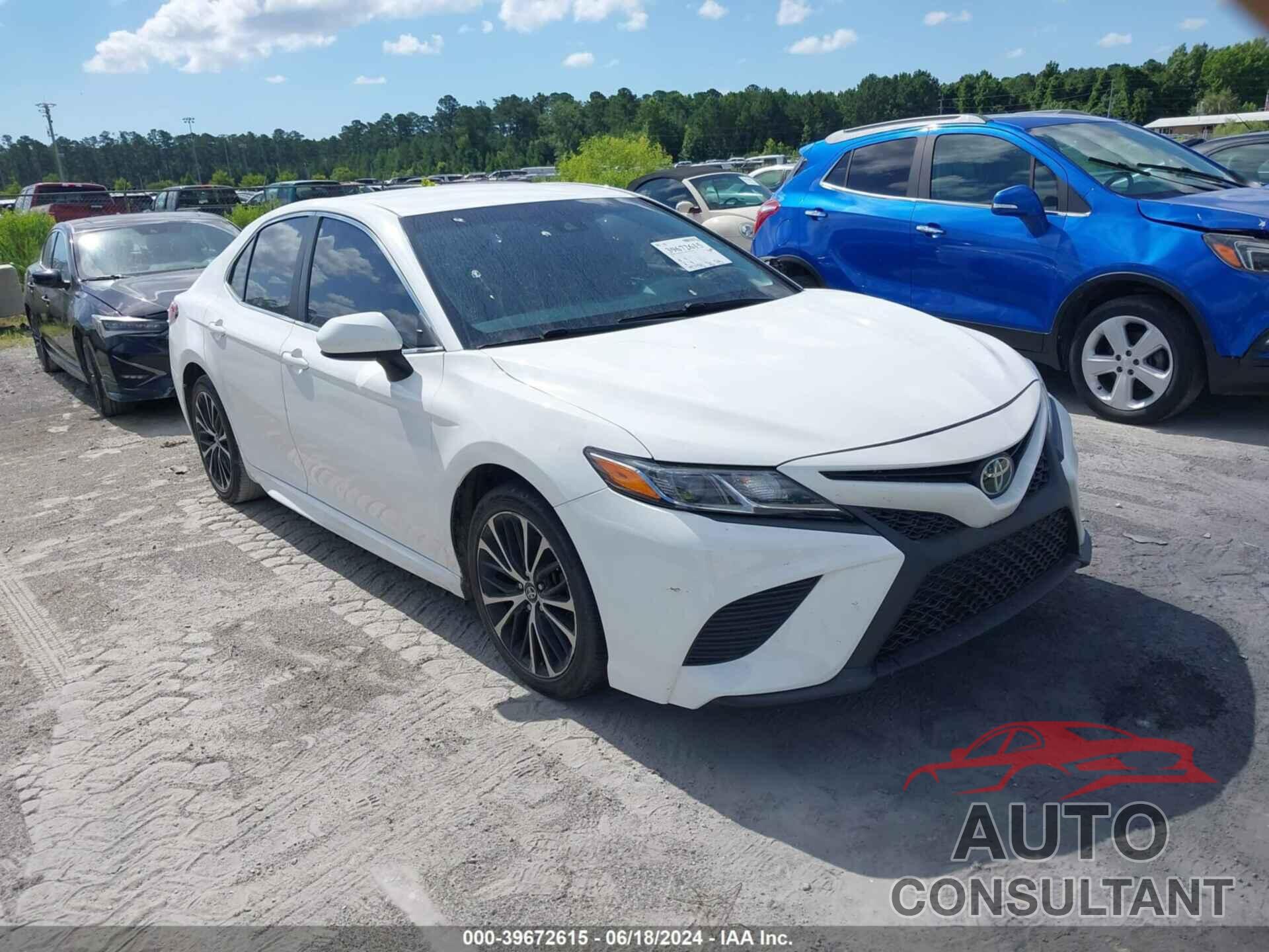 TOYOTA CAMRY 2018 - 4T1B11HK5JU023586