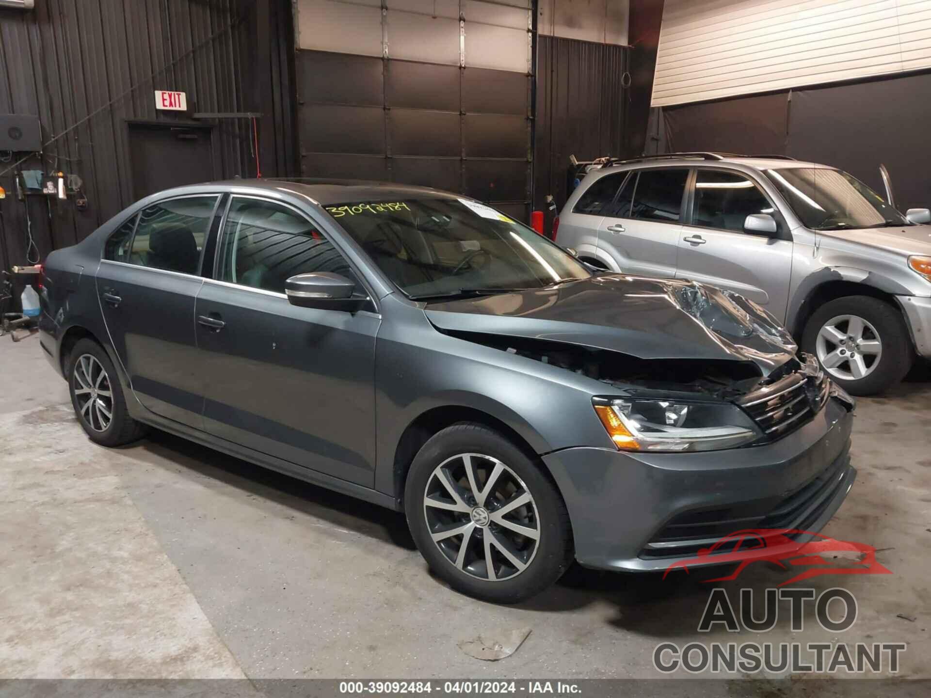 VOLKSWAGEN JETTA 2018 - 3VWDB7AJ9JM260341