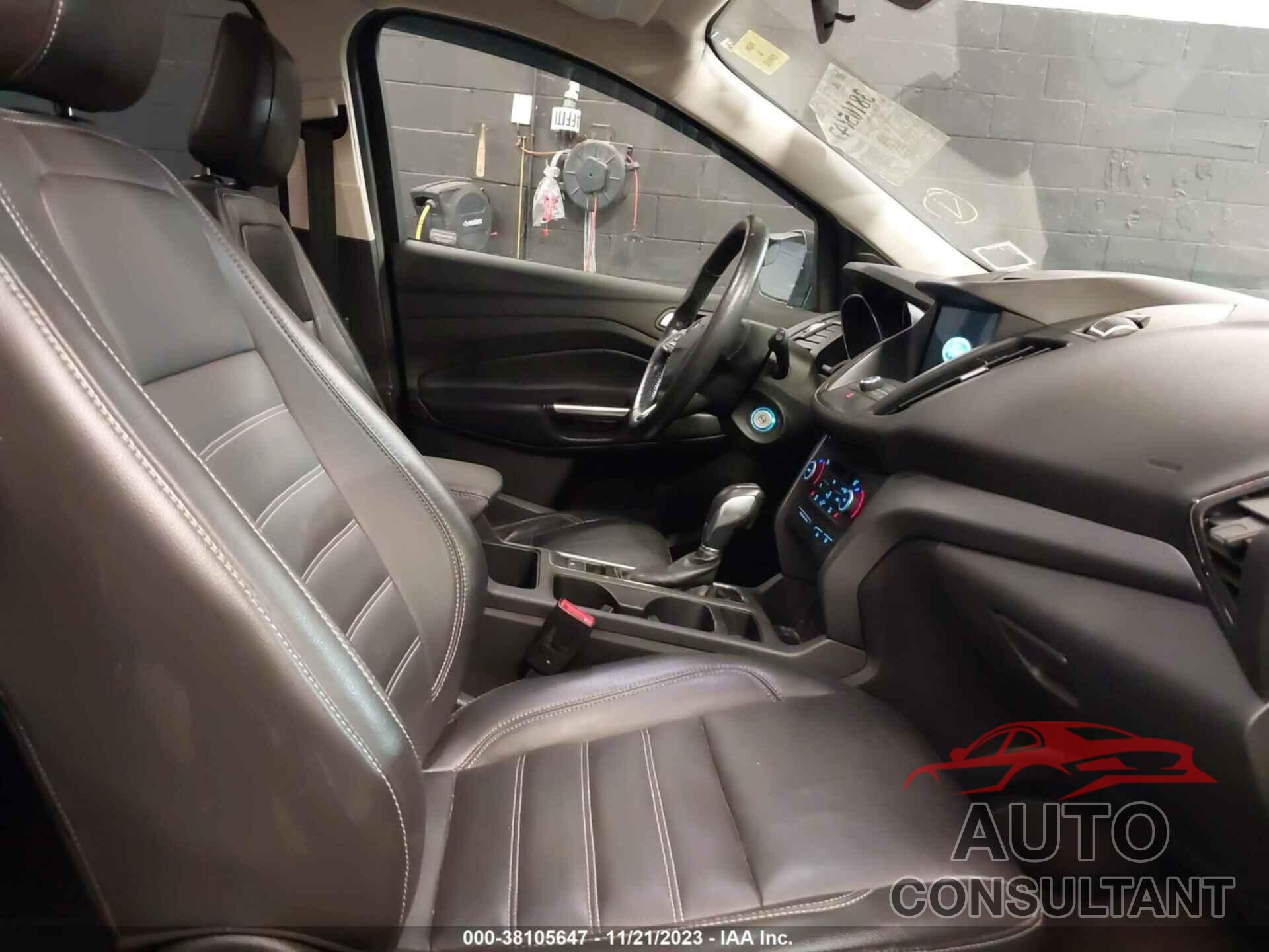 FORD ESCAPE 2018 - 1FMCU9HD0JUD12287