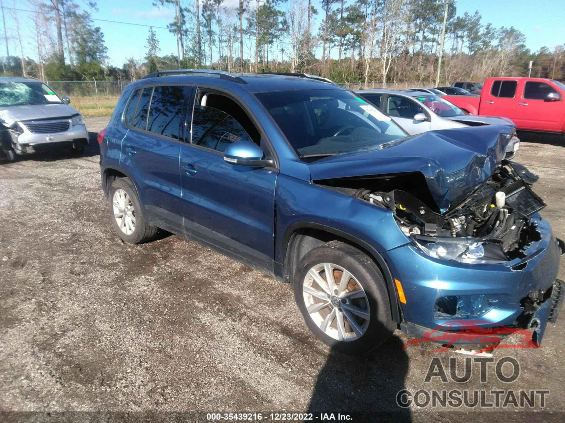 VOLKSWAGEN TIGUAN 2017 - WVGAV7AX6HK047393