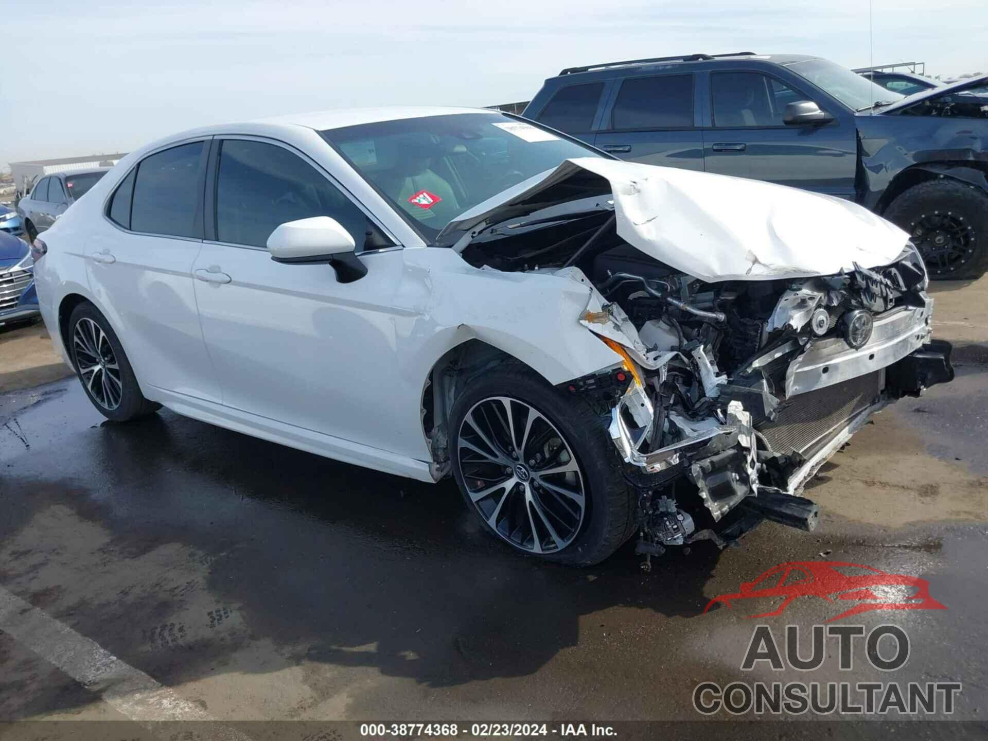 TOYOTA CAMRY 2018 - 4T1B11HK2JU021424