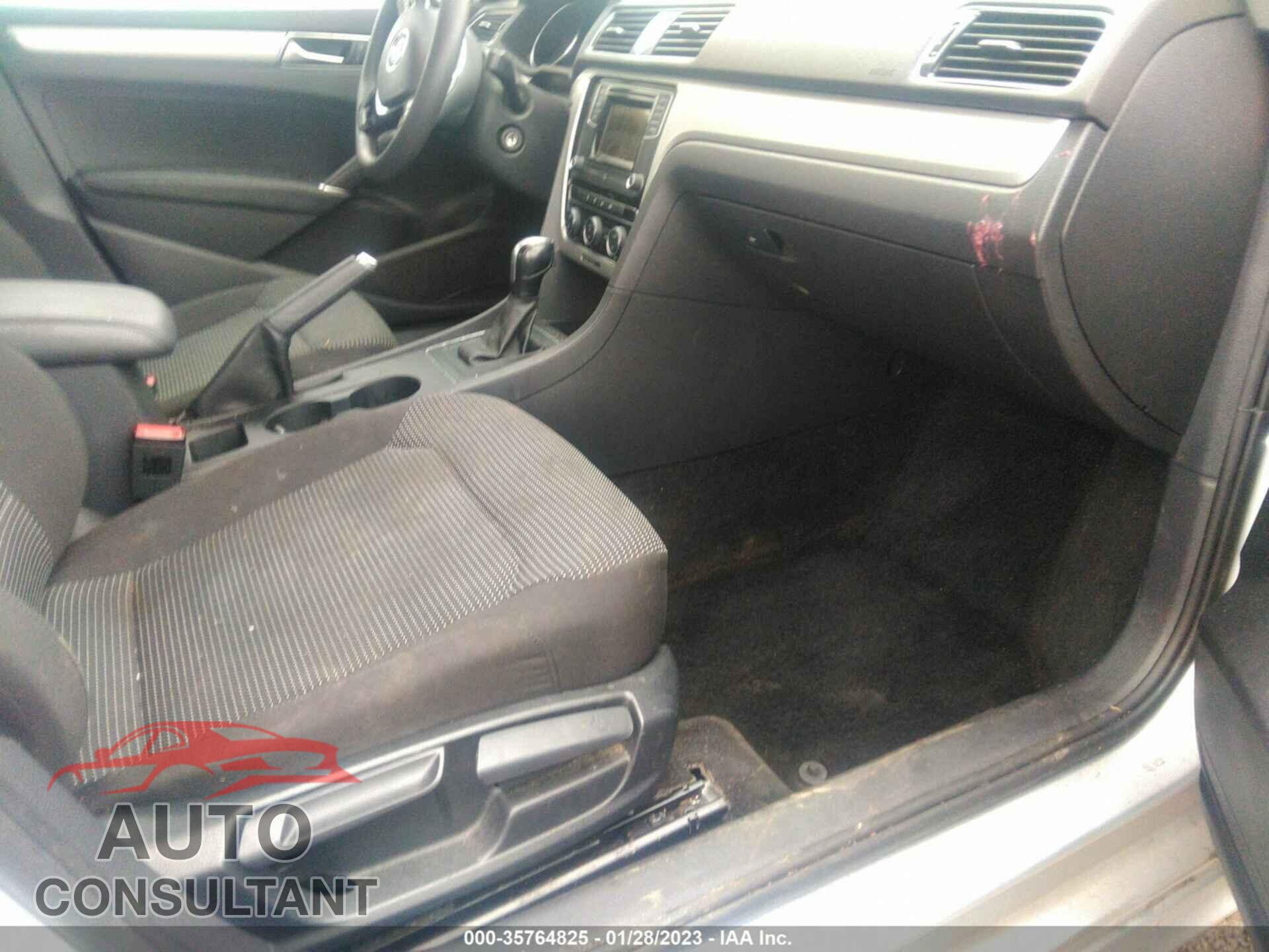 VOLKSWAGEN PASSAT 2017 - 1VWAT7A30HC055987