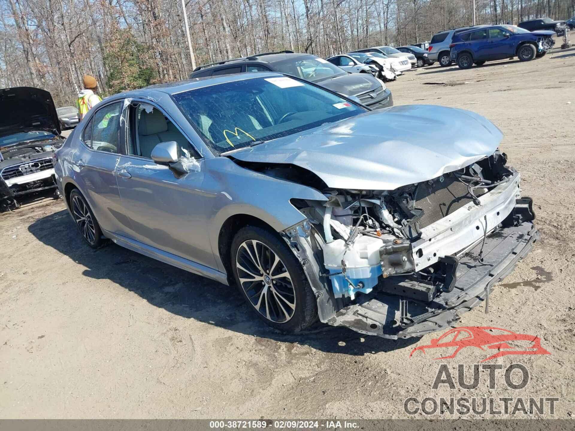 TOYOTA CAMRY 2018 - 4T1B11HK1JU088841