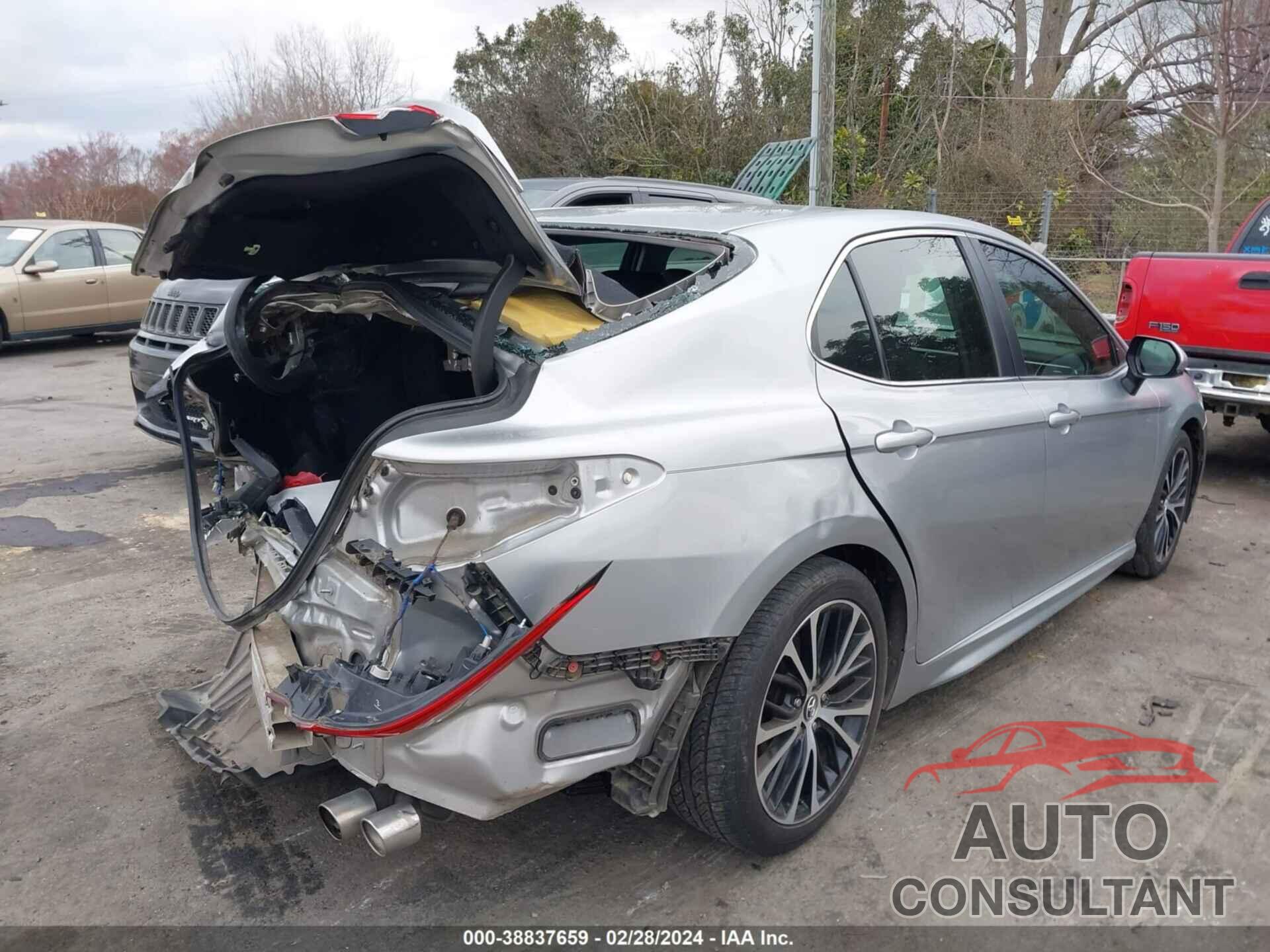 TOYOTA CAMRY 2018 - 4T1B11HK9JU101500