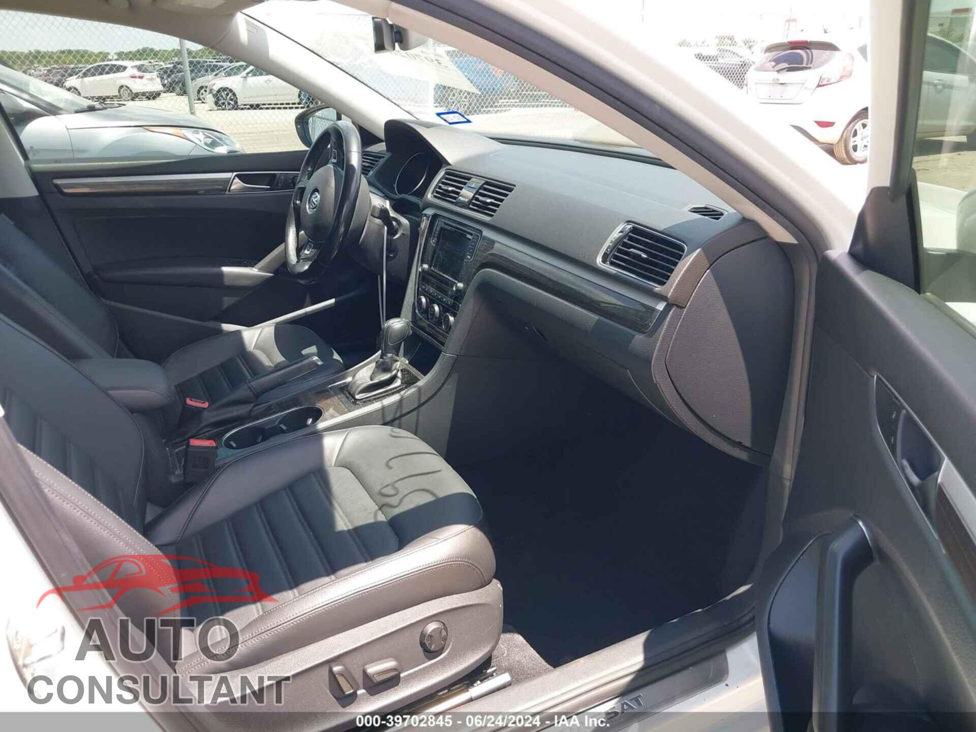VOLKSWAGEN PASSAT 2018 - 1VWCA7A37JC013692