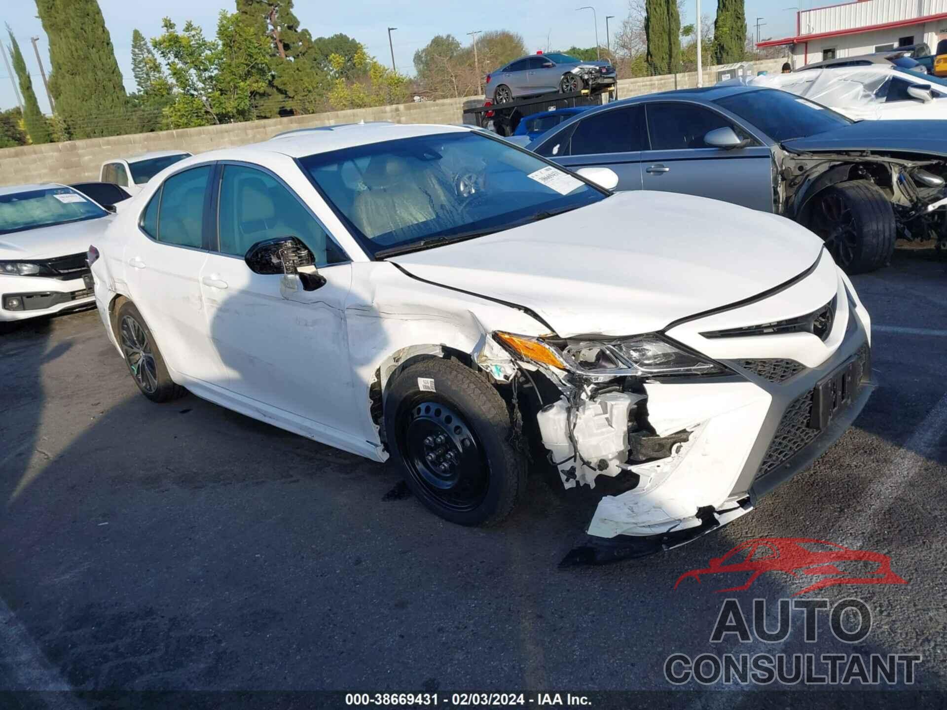 TOYOTA CAMRY 2018 - 4T1B11HK0JU627174