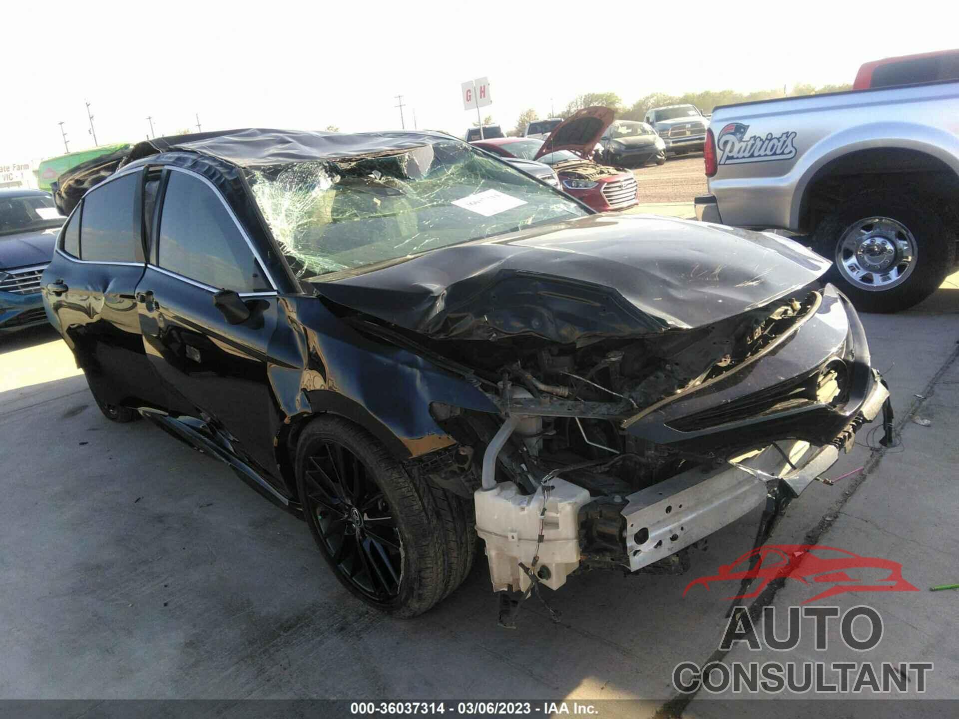 TOYOTA CAMRY 2018 - 4T1B11HK4JU004379