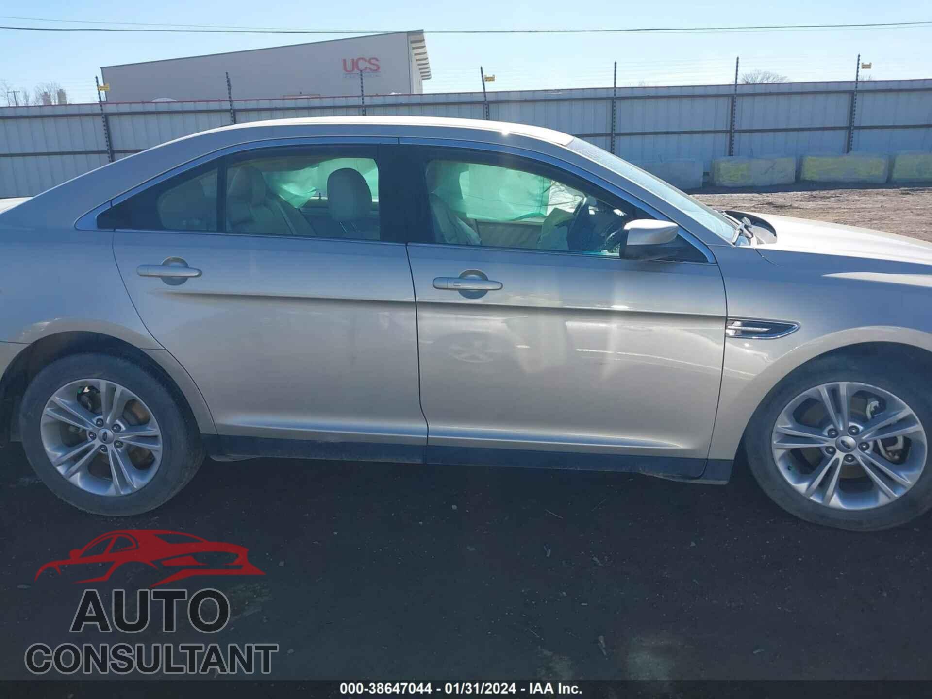 FORD TAURUS 2018 - 1FAHP2E83JG125274