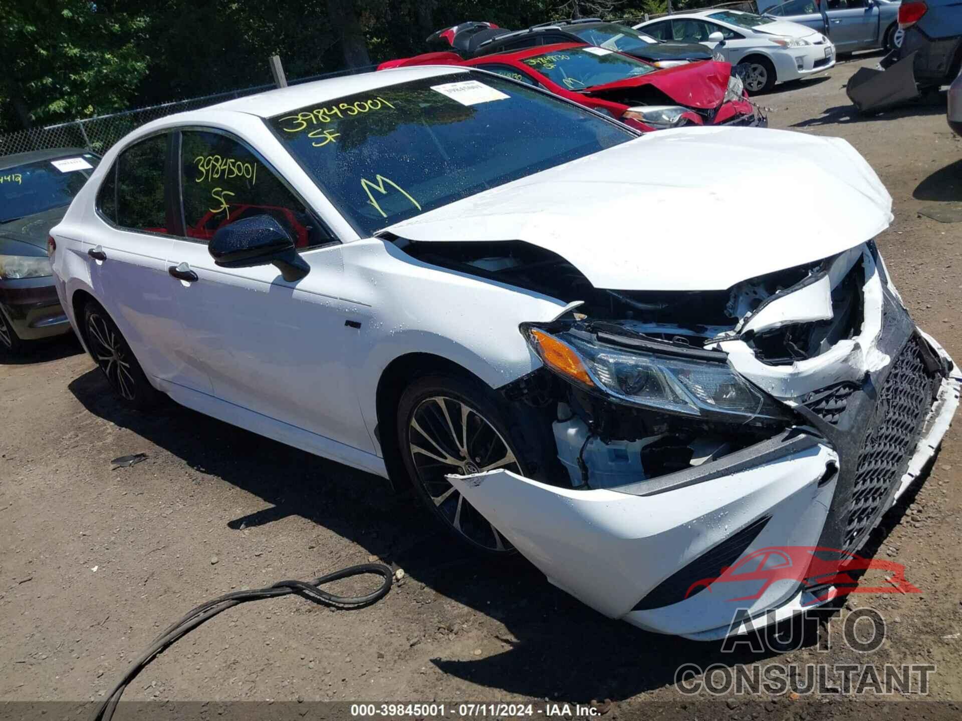 TOYOTA CAMRY 2018 - 4T1B11HK1JU143787
