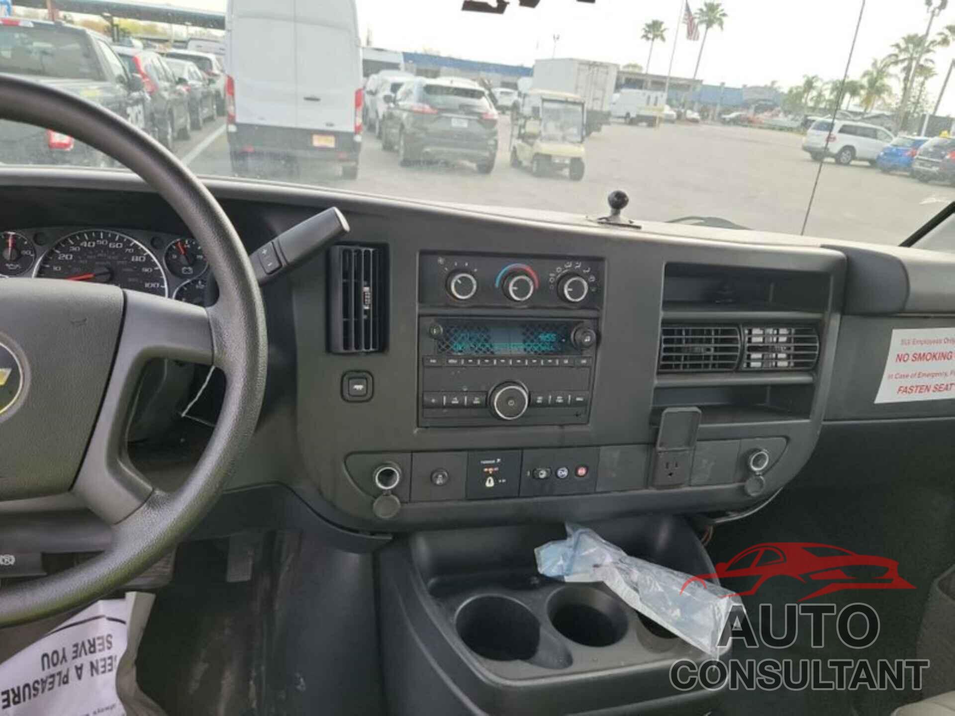 CHEVROLET EXPRESS G2500 2018 - 1GCWGAFP9J1203156