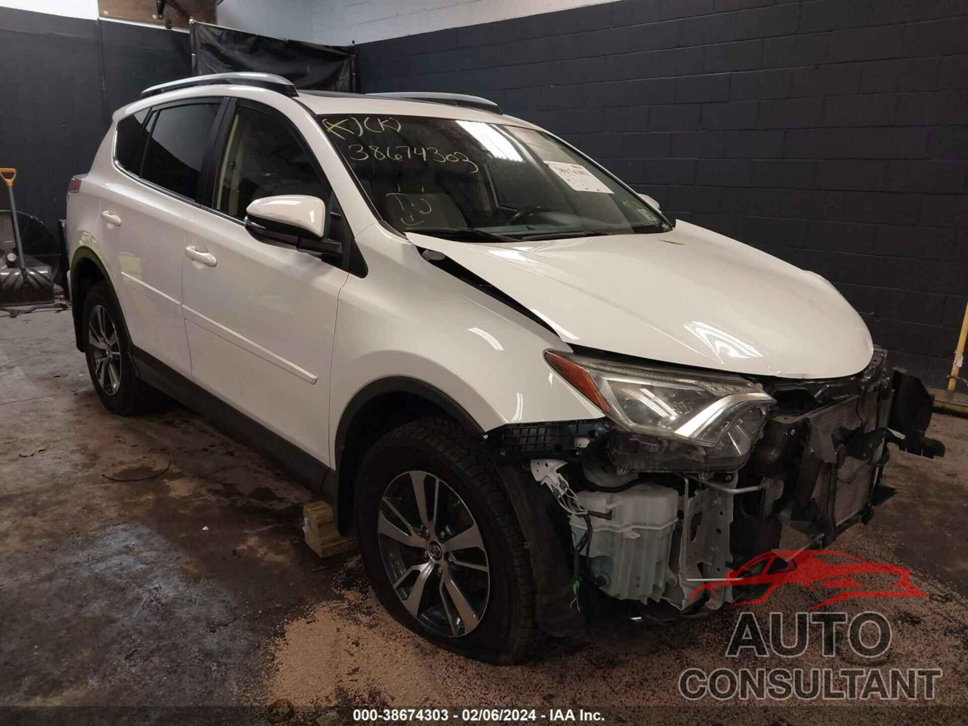 TOYOTA RAV4 2018 - JTMRFREV2JJ741292