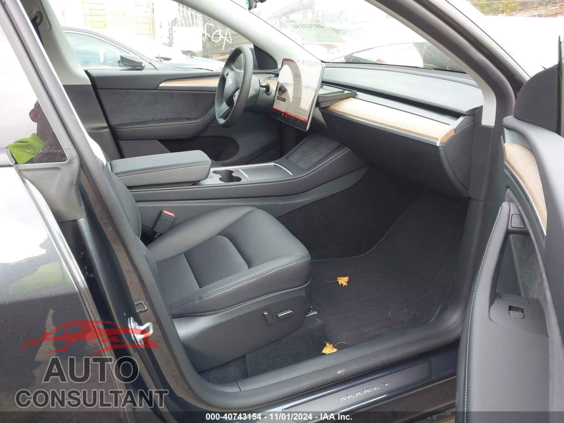 TESLA MODEL Y 2024 - 7SAYGDEE5RA325008