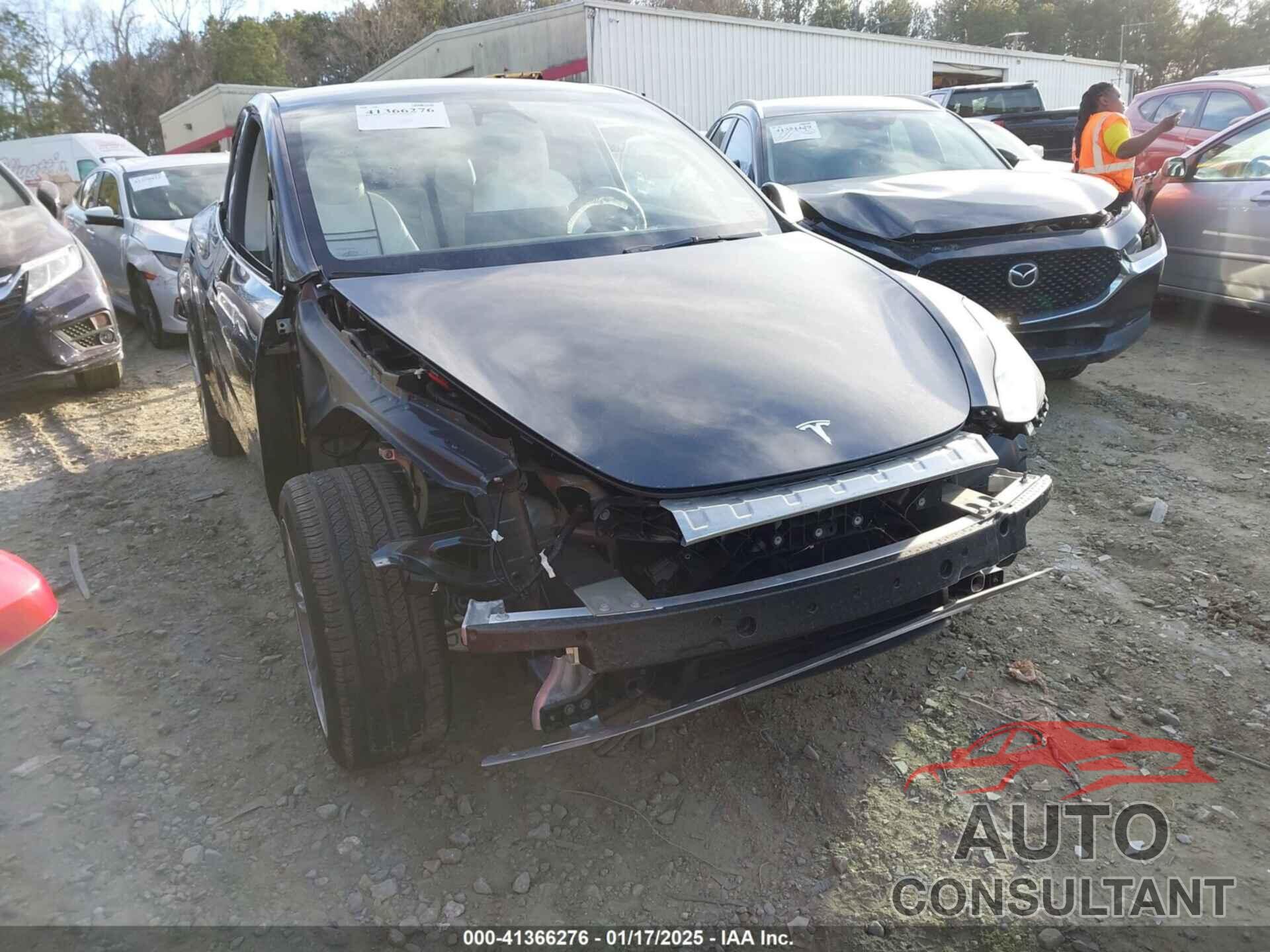 TESLA MODEL Y 2024 - 7SAYGDED7RF011175