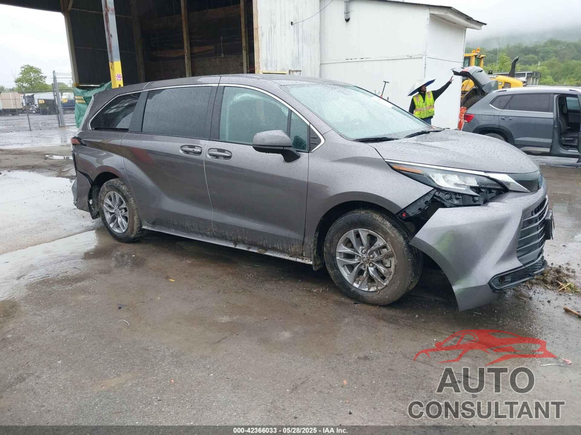 TOYOTA SIENNA 2023 - 5TDKSKFC2PS103895