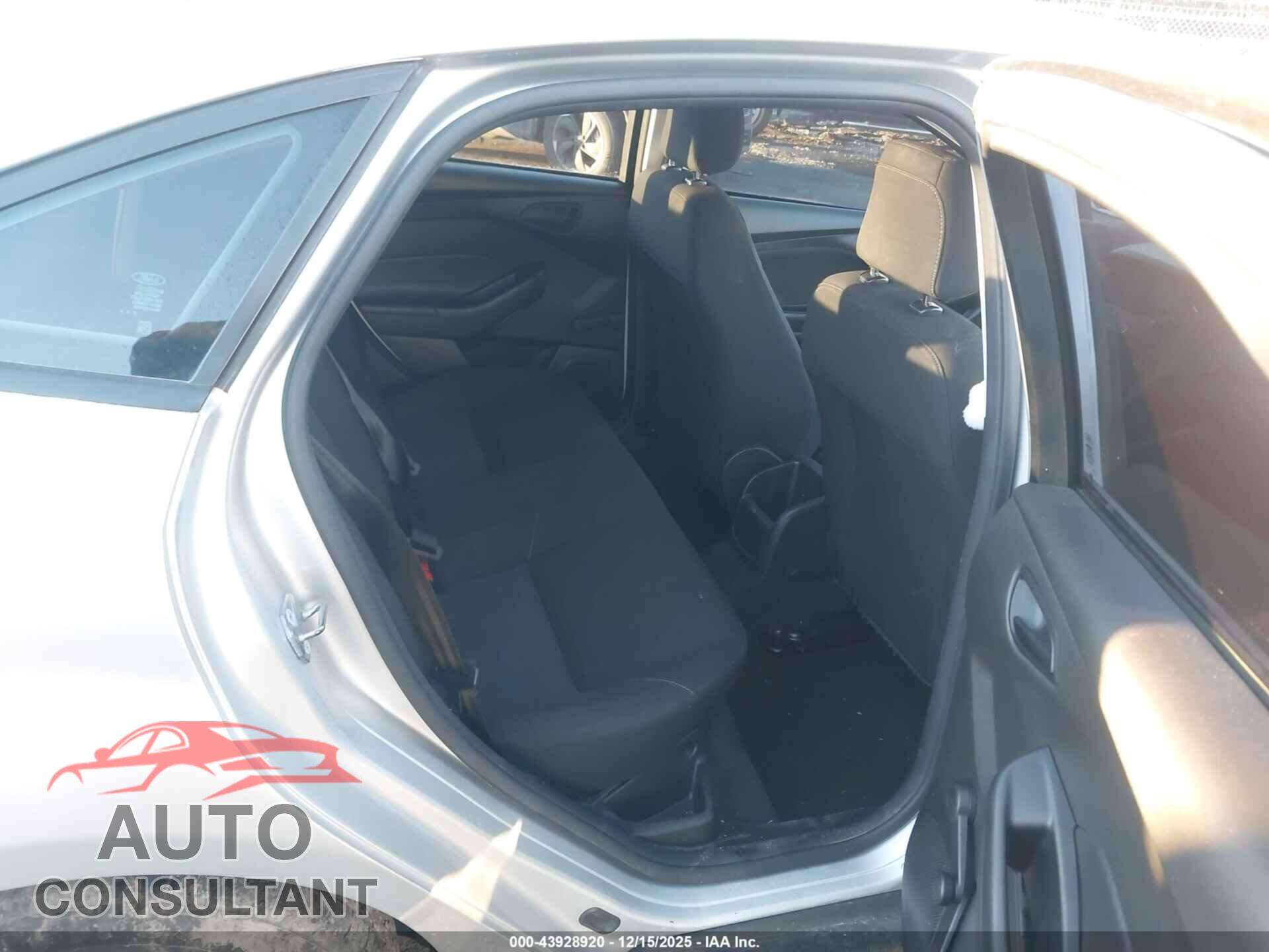 FORD FOCUS 2017 - 1FADP3E28HL346368