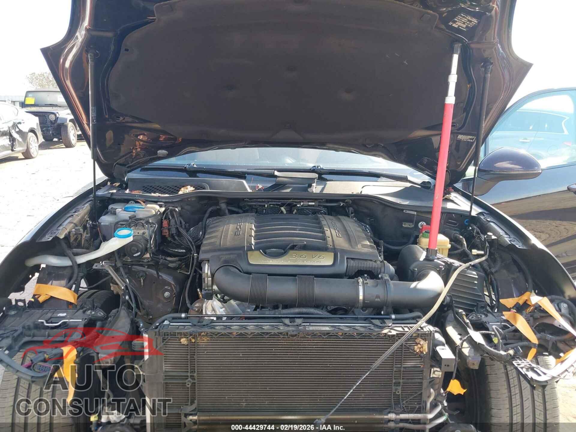 PORSCHE CAYENNE 2018 - WP1AA2A28JKA00958