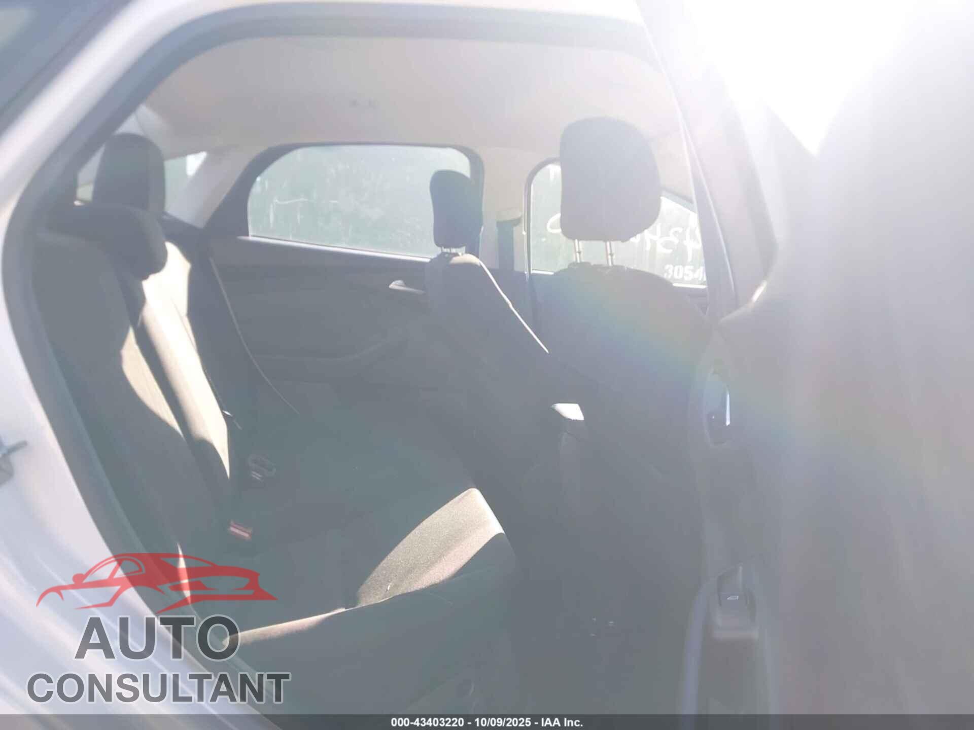 FORD FOCUS 2018 - 1FADP3FE1JL203647