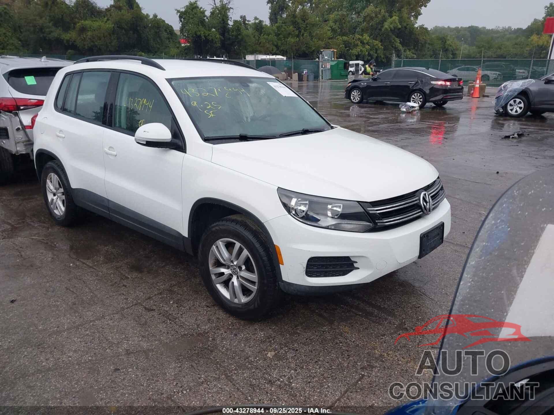VOLKSWAGEN TIGUAN 2017 - WVGBV7AX9HK016742
