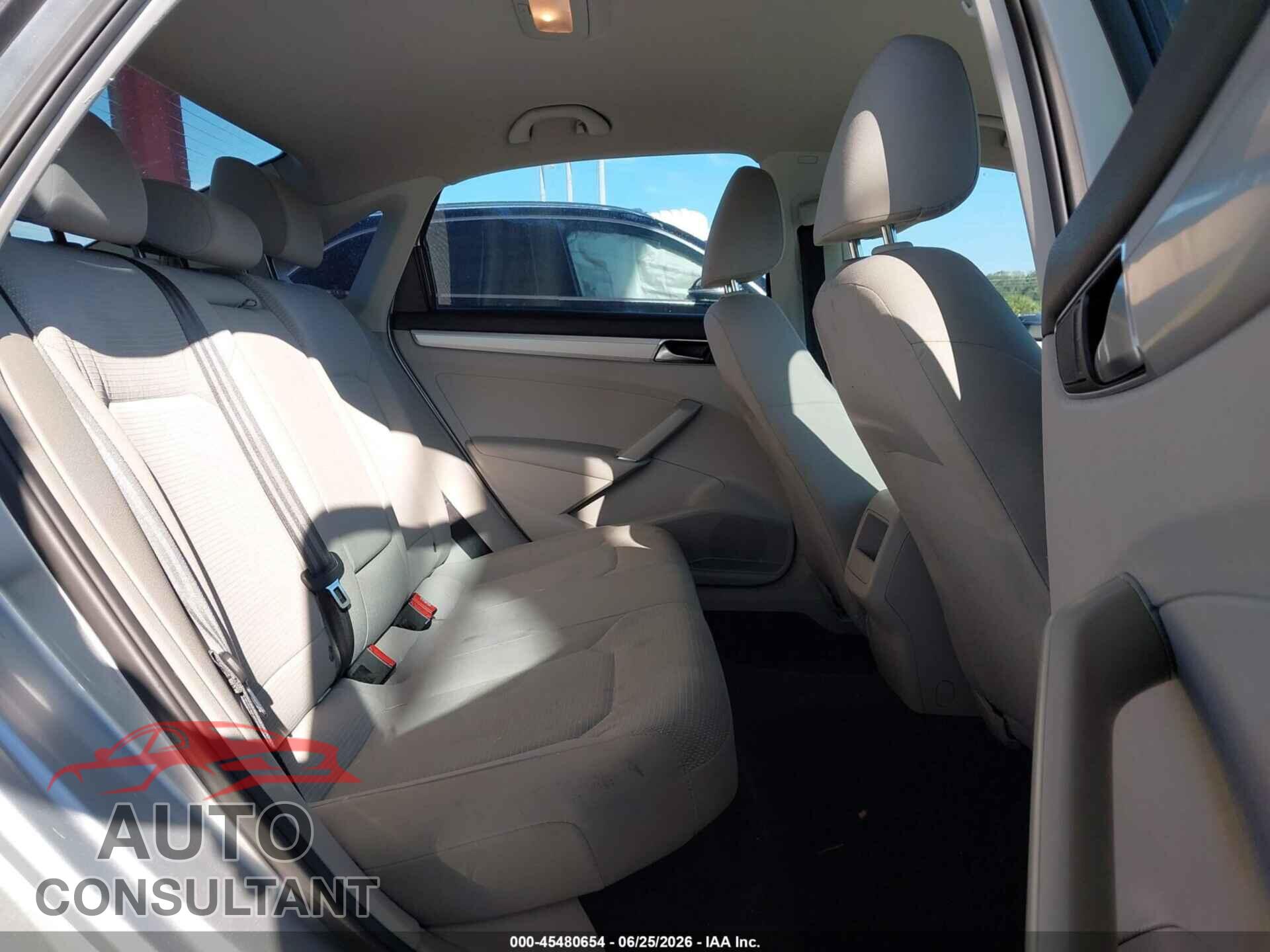 VOLKSWAGEN PASSAT 2017 - 1VWAT7A39HC043692