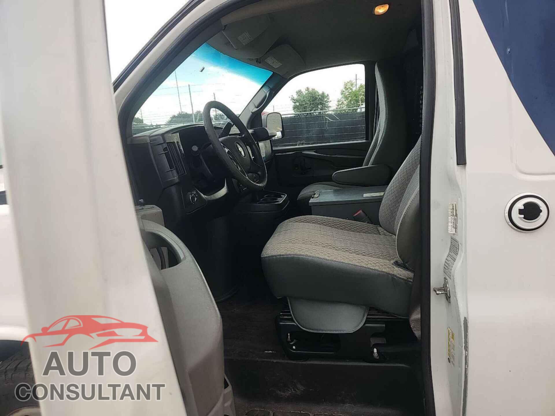 CHEVROLET EXPRESS G2500 2013 - 1GCWGFCA4D1142736