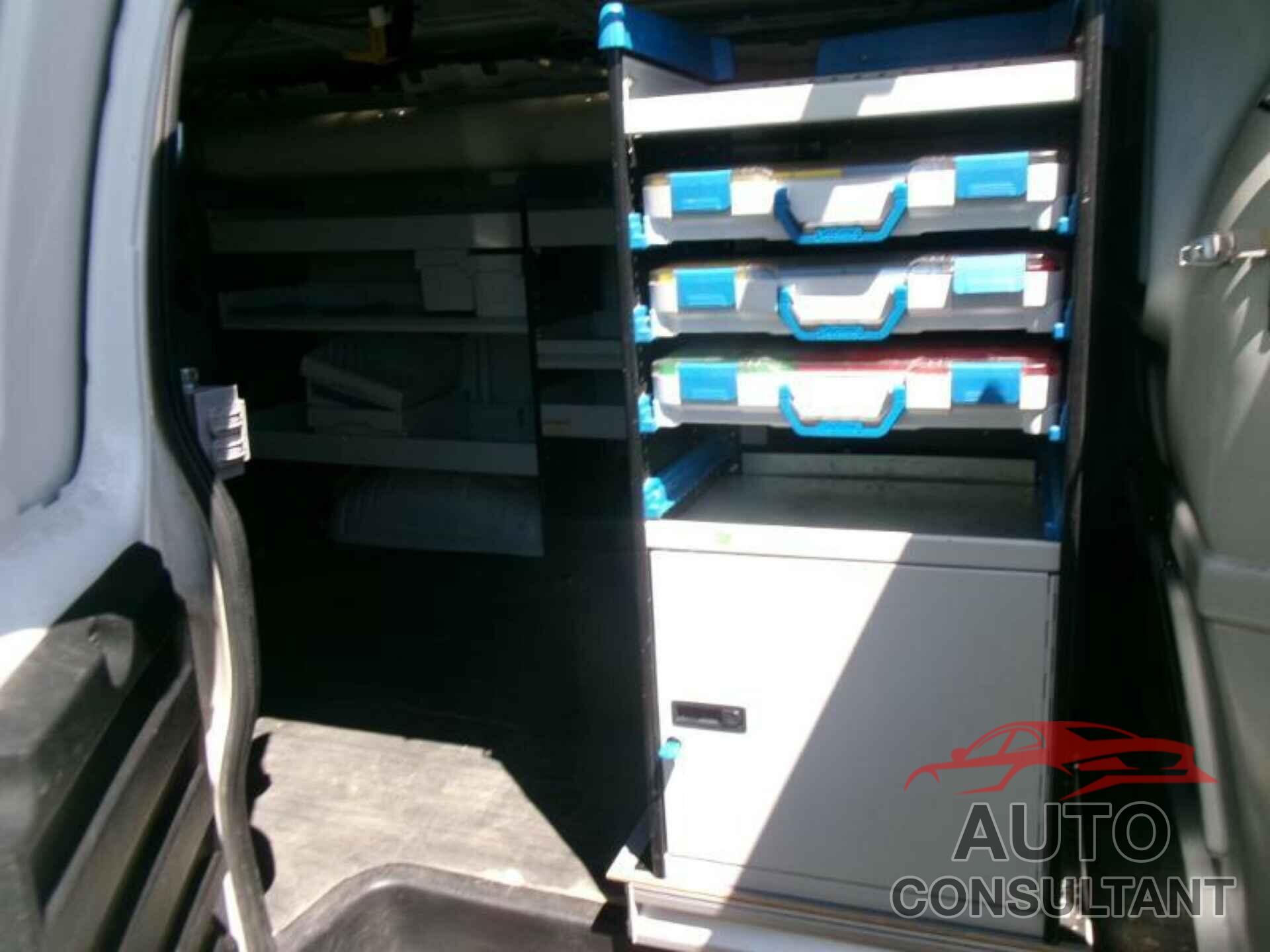CHEVROLET EXPRESS G2500 2015 - 1GCWGFCF0F1157815