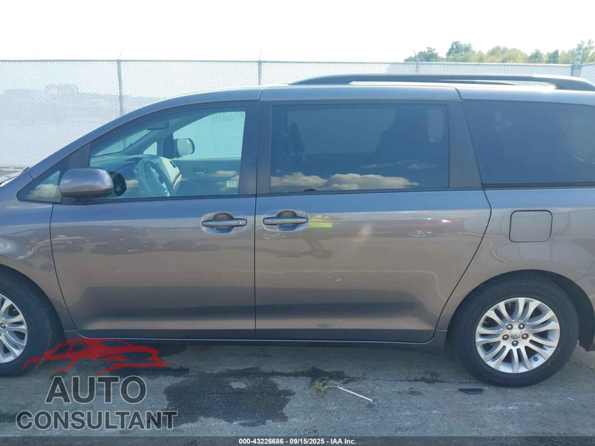 TOYOTA SIENNA 2011 - 5TDYK3DC1BS030854
