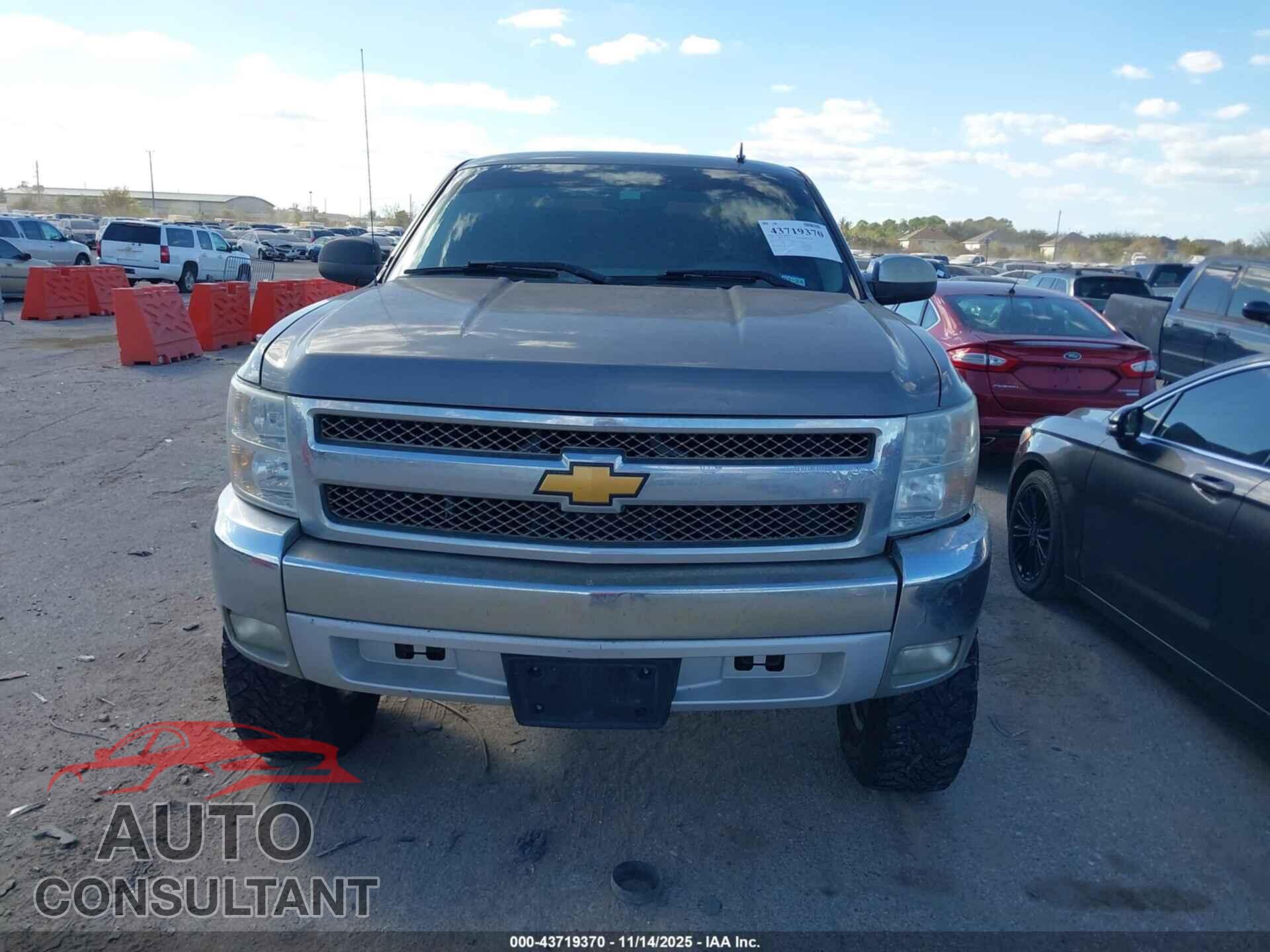CHEVROLET SILVERADO 1500 2013 - 1GCRCSE02DZ103473