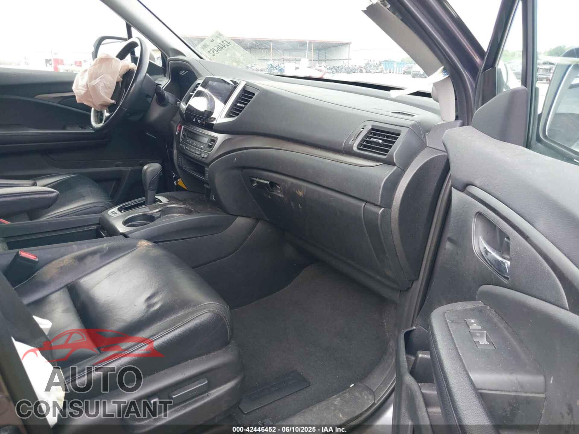 HONDA PILOT 2017 - 5FNYF6H77HB007143