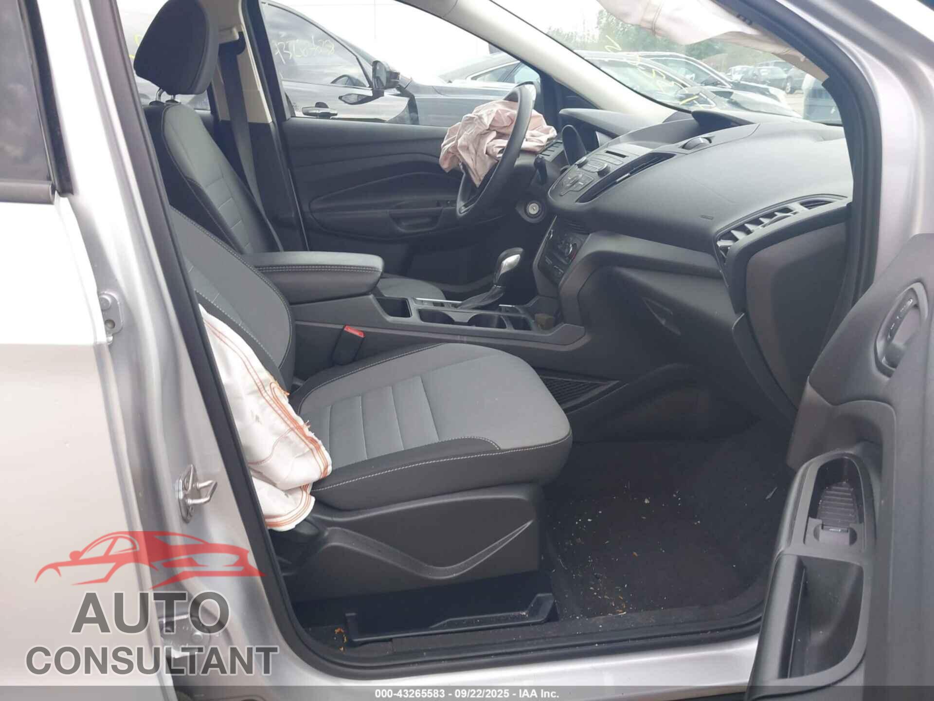FORD ESCAPE 2017 - 1FMCU0F75HUC05531