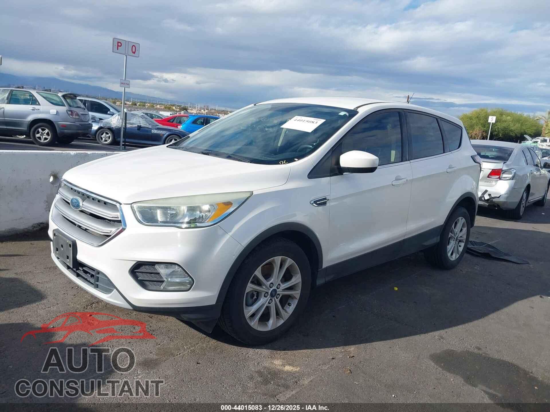 FORD ESCAPE 2017 - 1FMCU0G91HUD20546